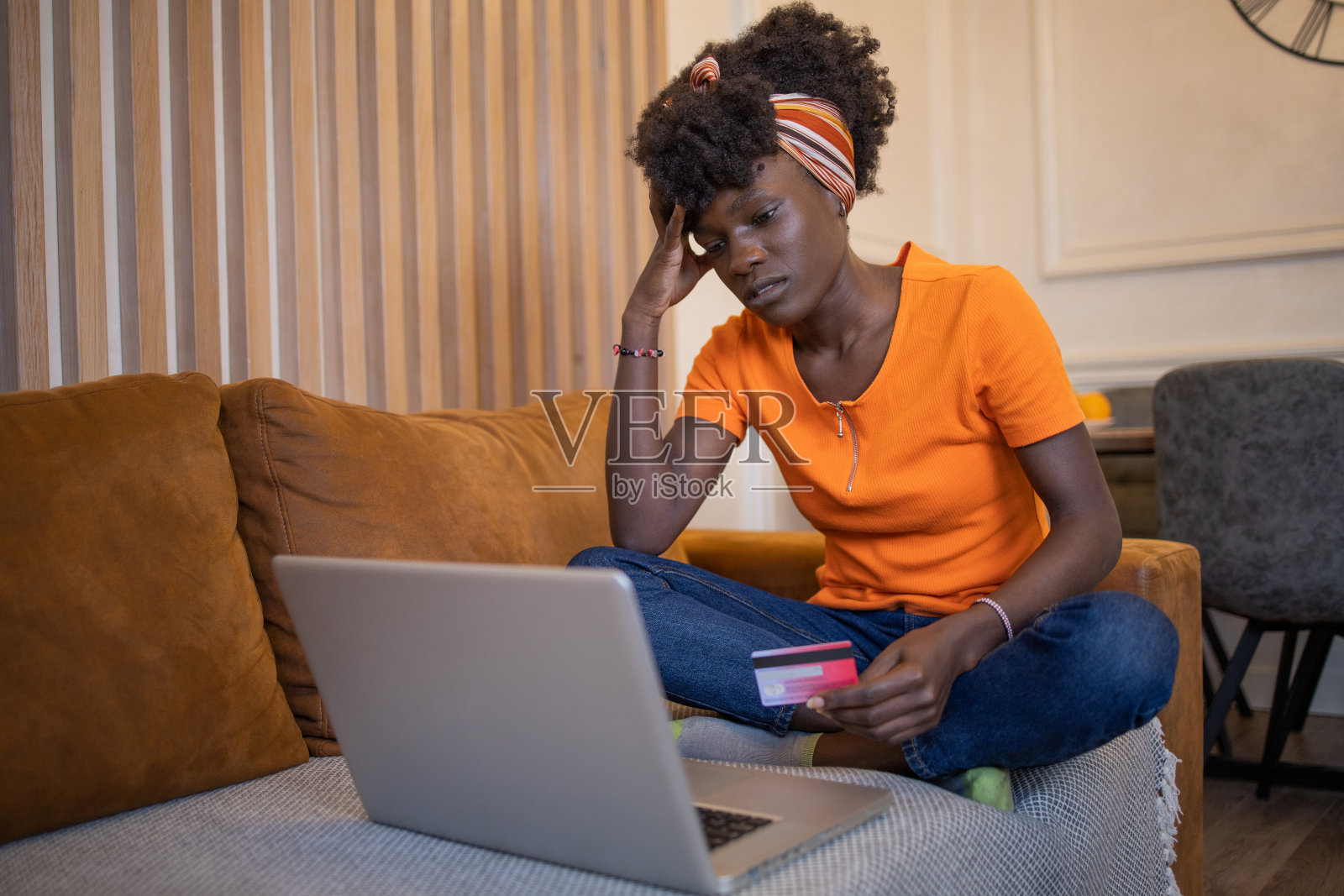 一名女子用信用卡在网上购物照片摄影图片