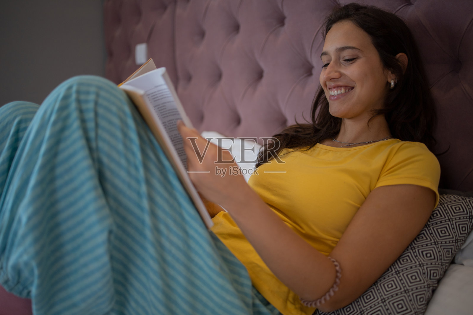 女人放松地看书照片摄影图片