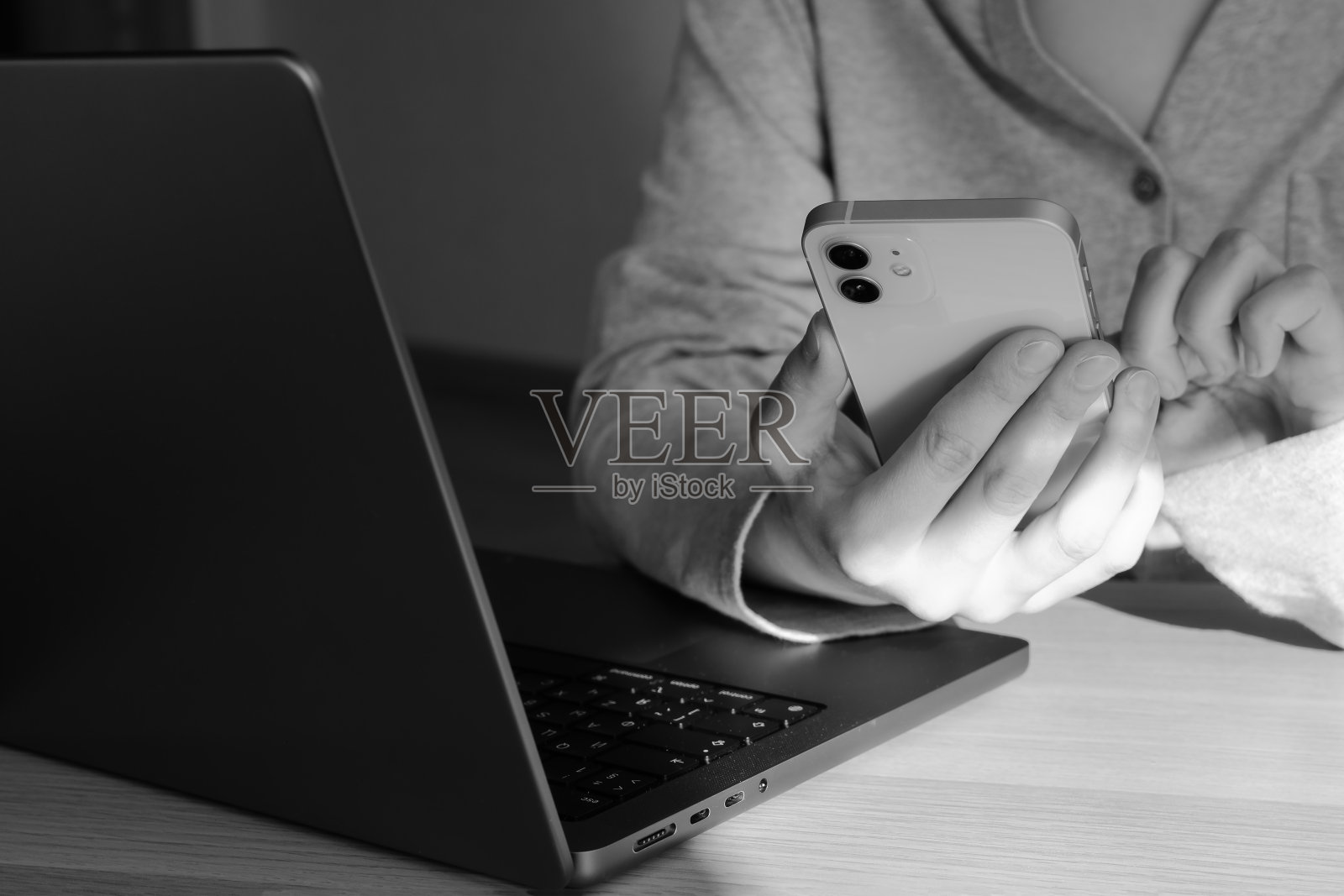 网络安全黑客智能手机。互联网网络黑客技术。数据保护，安全的互联网接入，网络安全。高质量的照片与文字欺诈。照片摄影图片