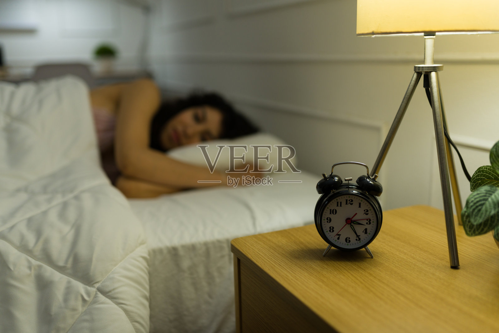 痛苦的女人躺在床上，直到深夜照片摄影图片