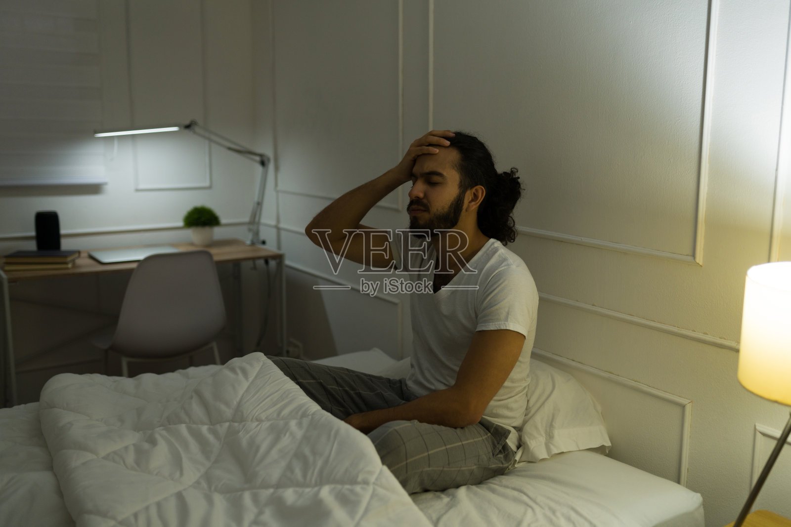 病人在床上头痛得厉害照片摄影图片