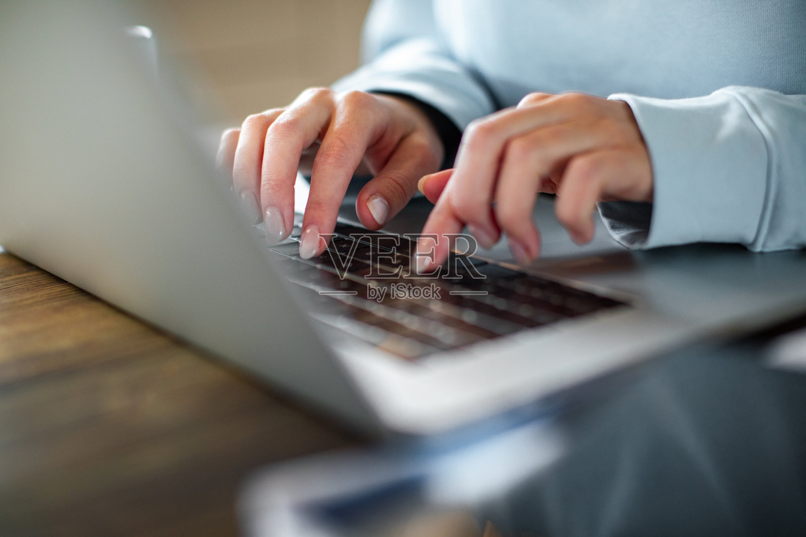 年轻女子在厨房用笔记本电脑工作照片摄影图片