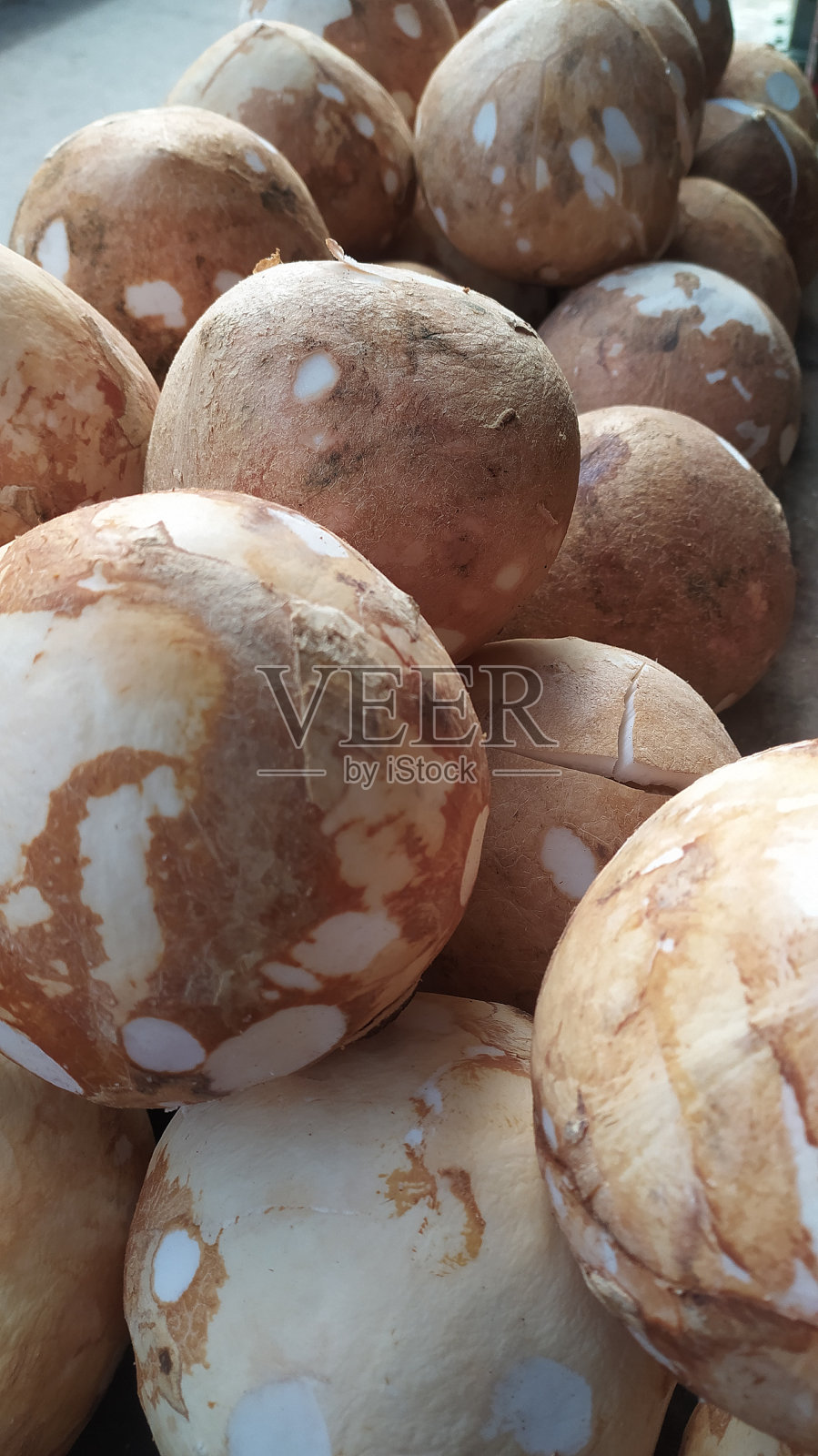 剥了皮的椰子在印度尼西亚的一个传统市场上出售照片摄影图片