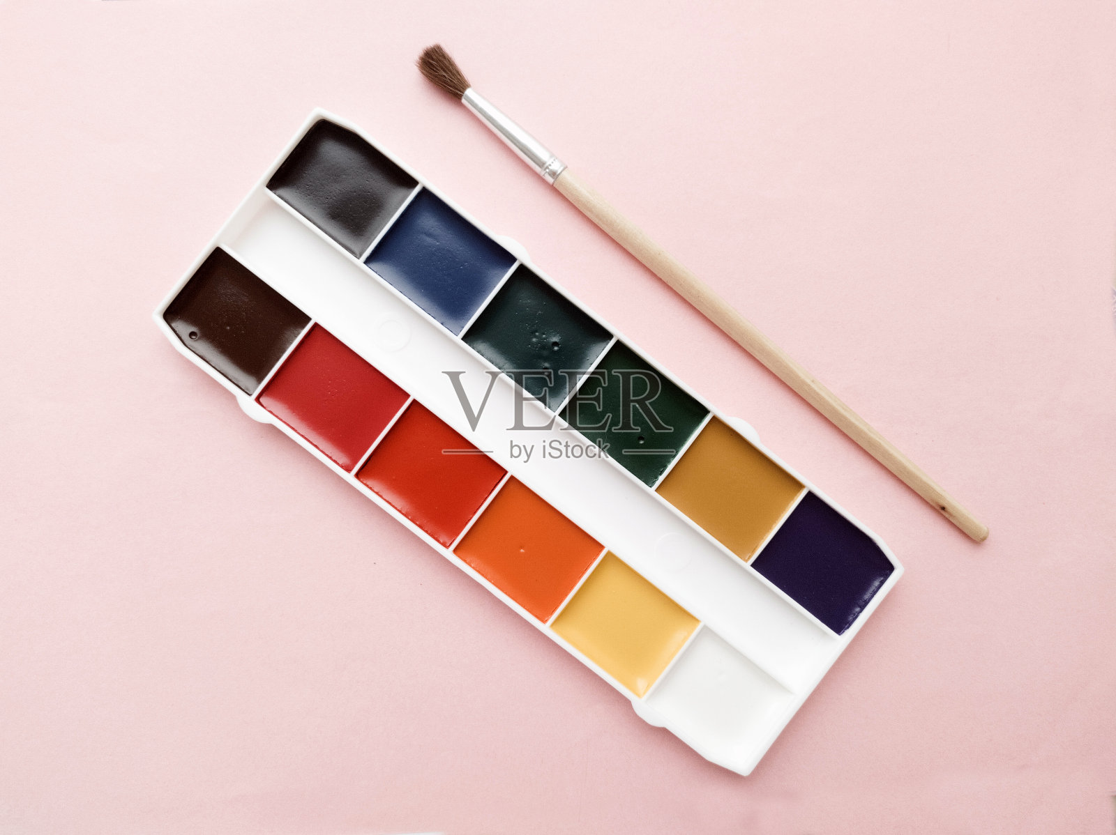 刷在白色的背景上。一切都是为了画画。创造。孩子就是创造力。的爱好。彩色颜料和水粉。照片摄影图片