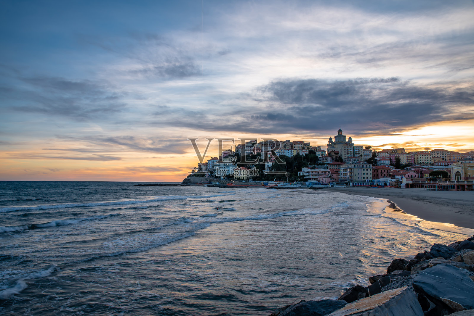 在波尔图毛里齐奥的迷人日落，这是一个位于因皮利亚的海滨小镇照片摄影图片