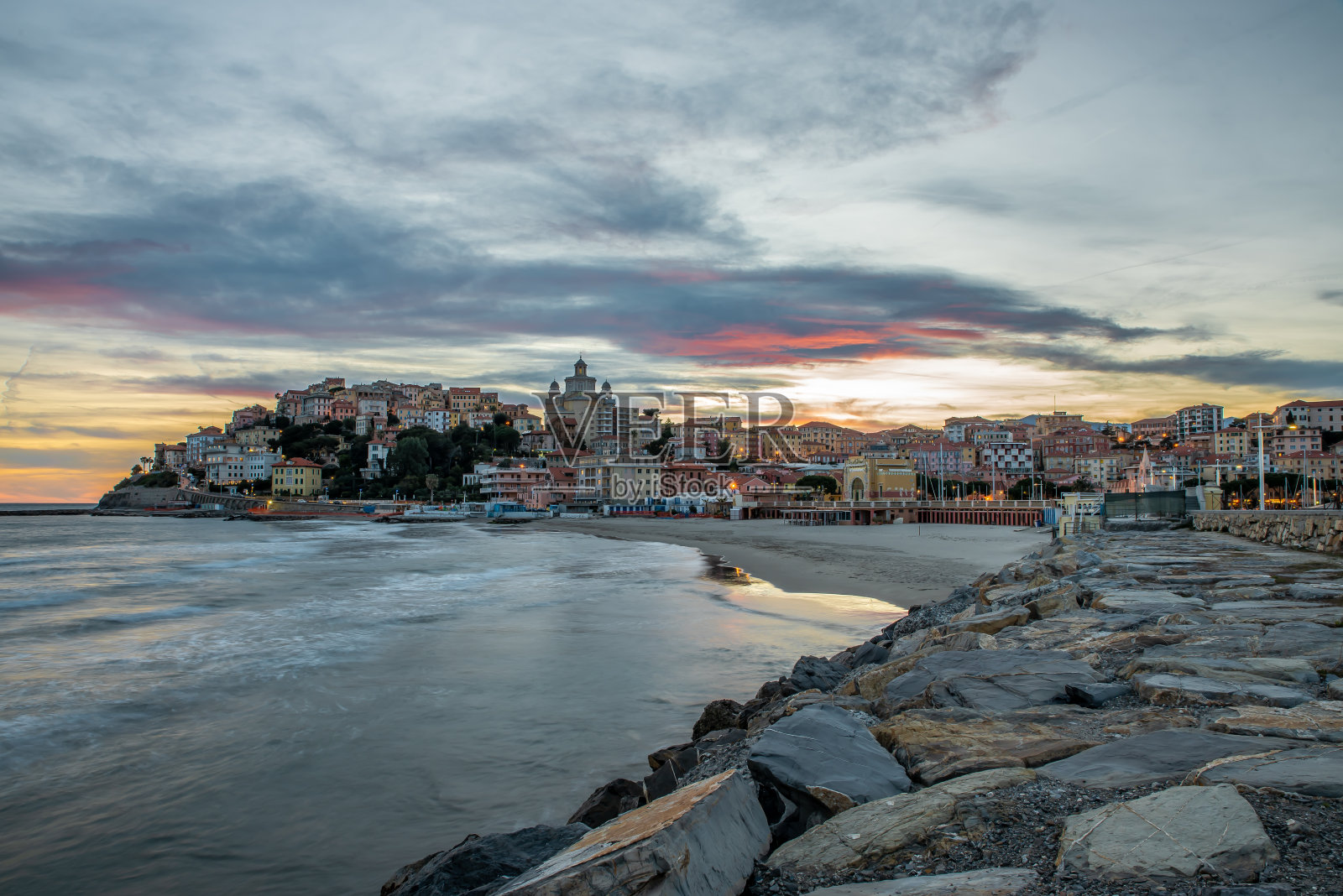 在波尔图毛里齐奥的迷人日落，这是一个位于因皮利亚的海滨小镇照片摄影图片