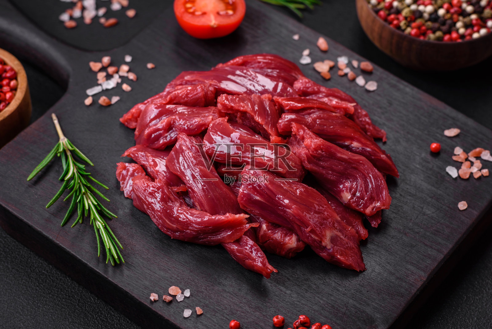 新鲜生牛肉加盐、香料和香草照片摄影图片