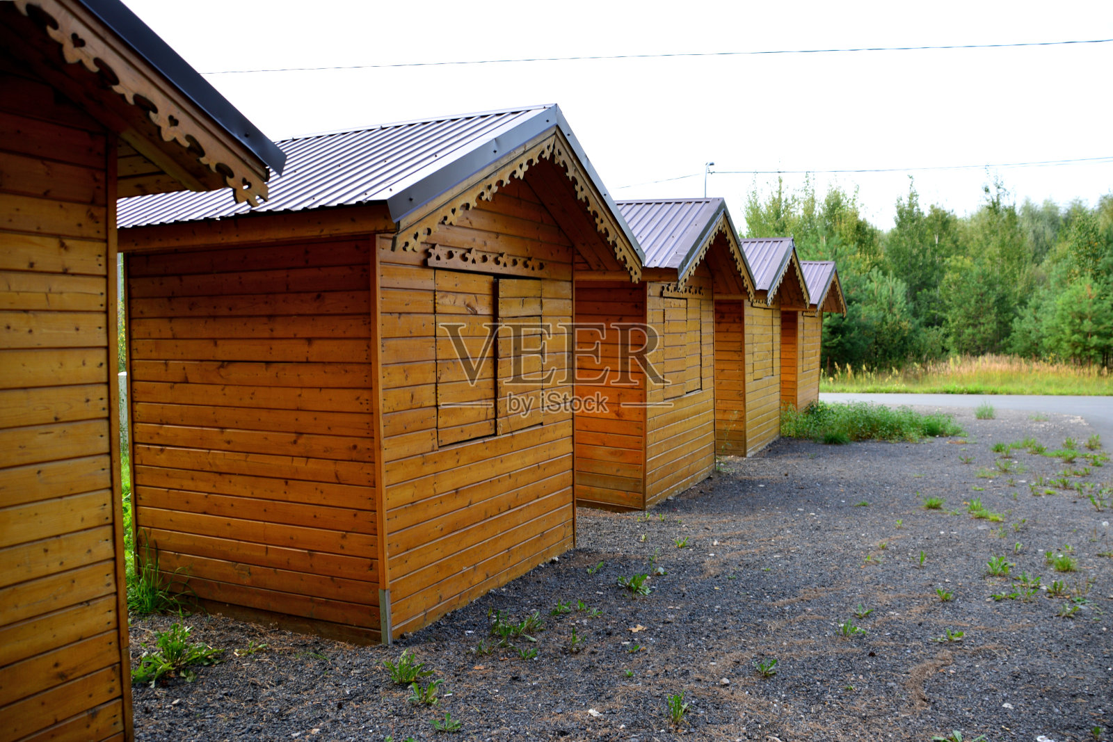 木屋排成一排，屋顶紧闭，窗户在森林中与世隔绝照片摄影图片