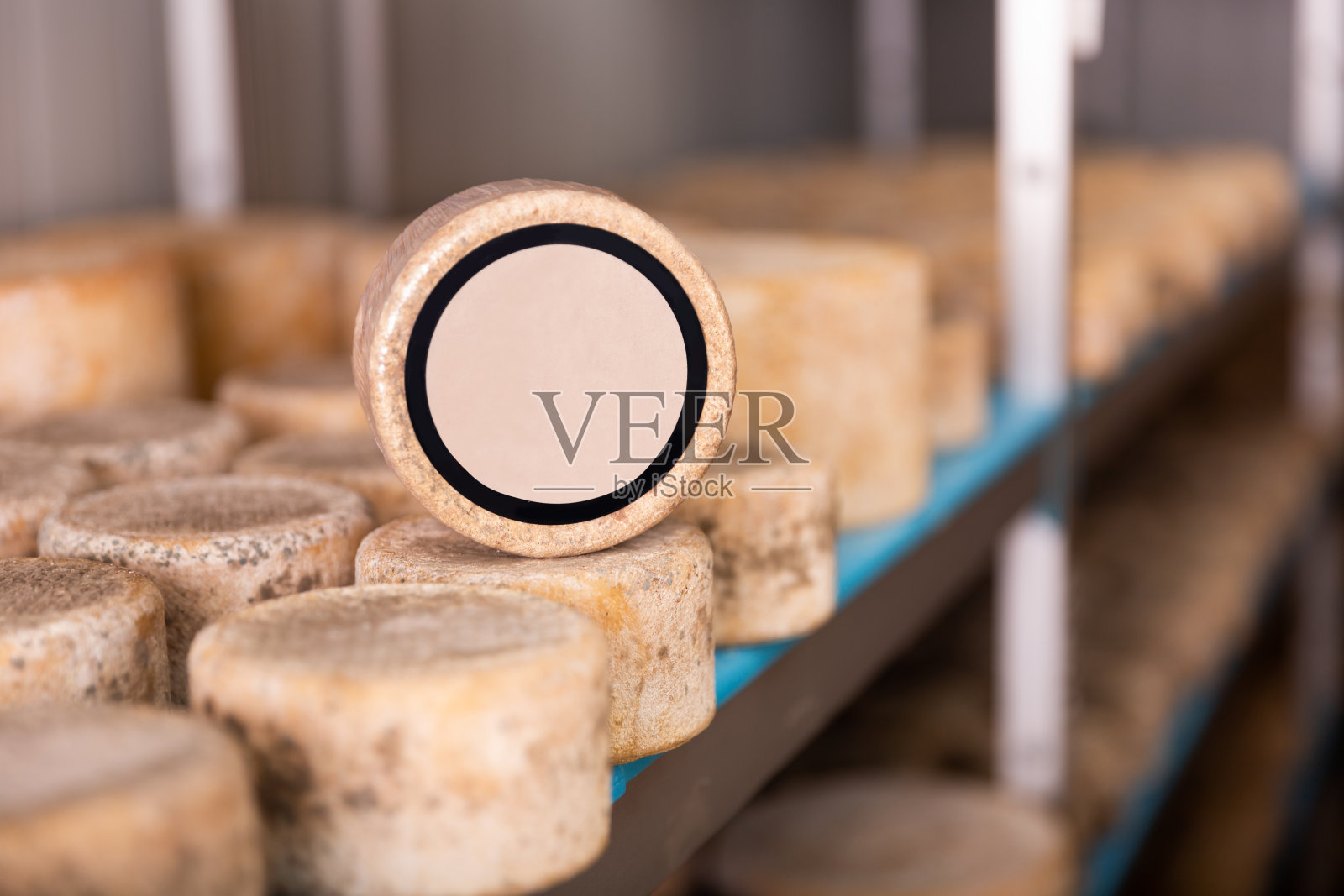 有复制空间的成熟室的架子上有轮子的羊奶酪照片摄影图片