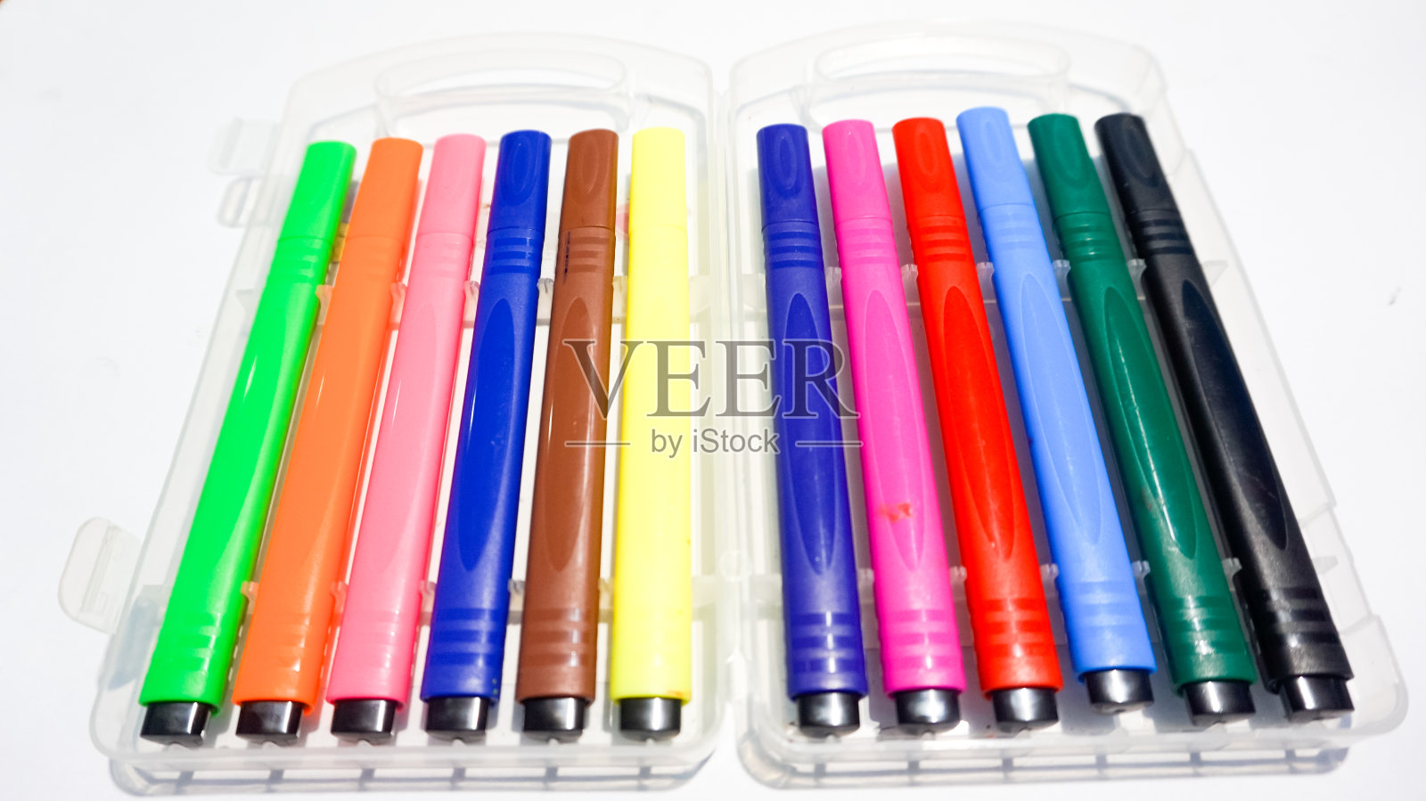 蜡笔落在包装盒上照片摄影图片