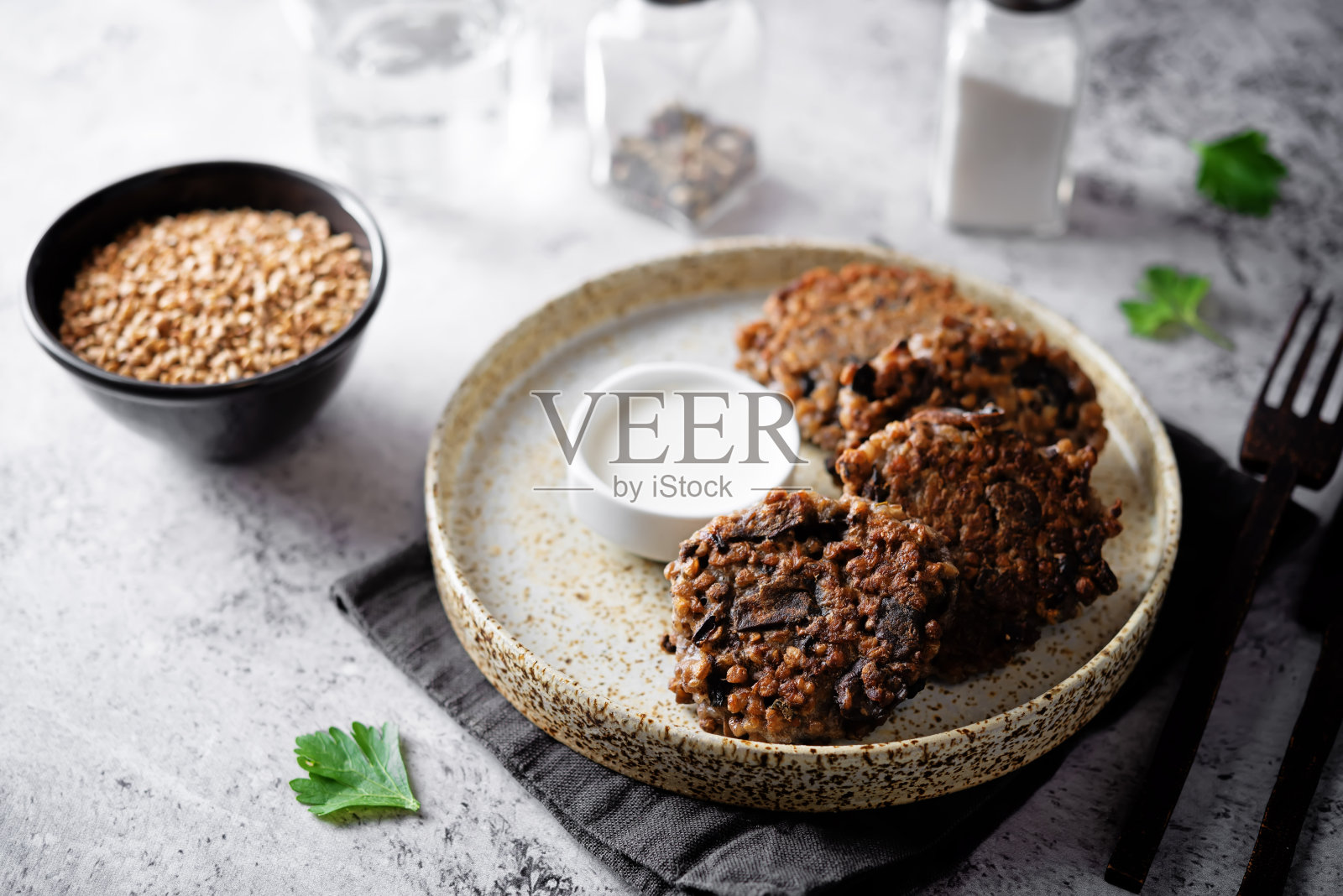 荞麦蘑菇馅饼配酱汁照片摄影图片