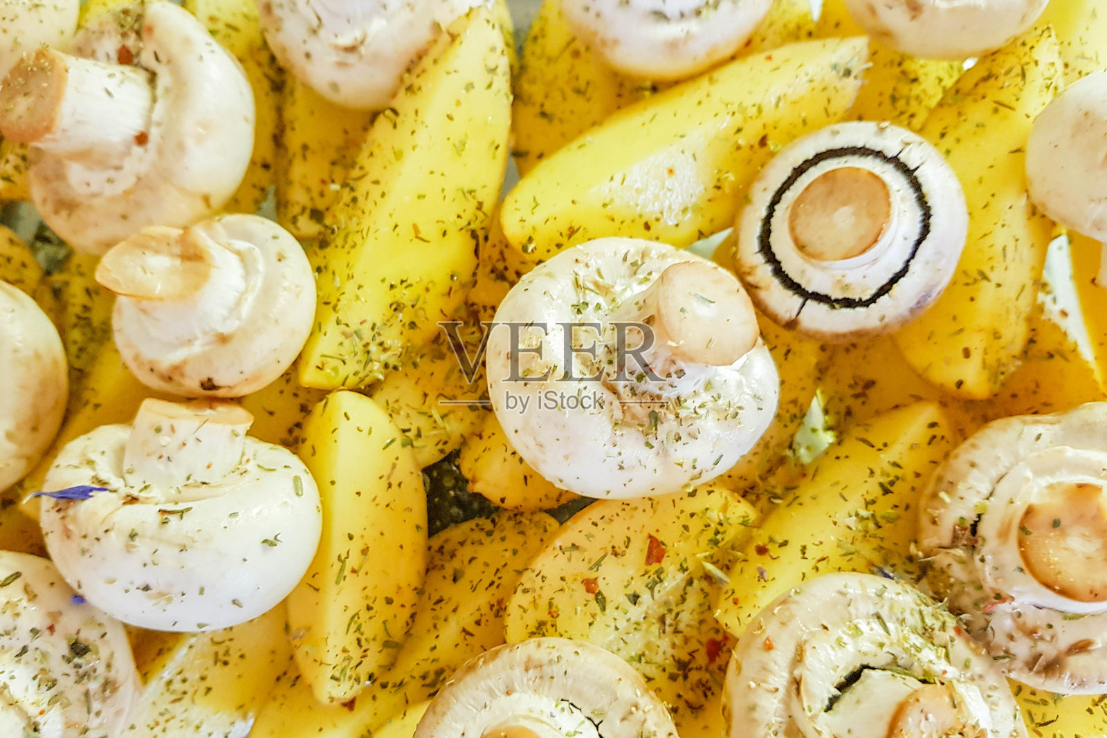 土豆片和一整瓶香槟放在烤箱里烤，照片摄影图片