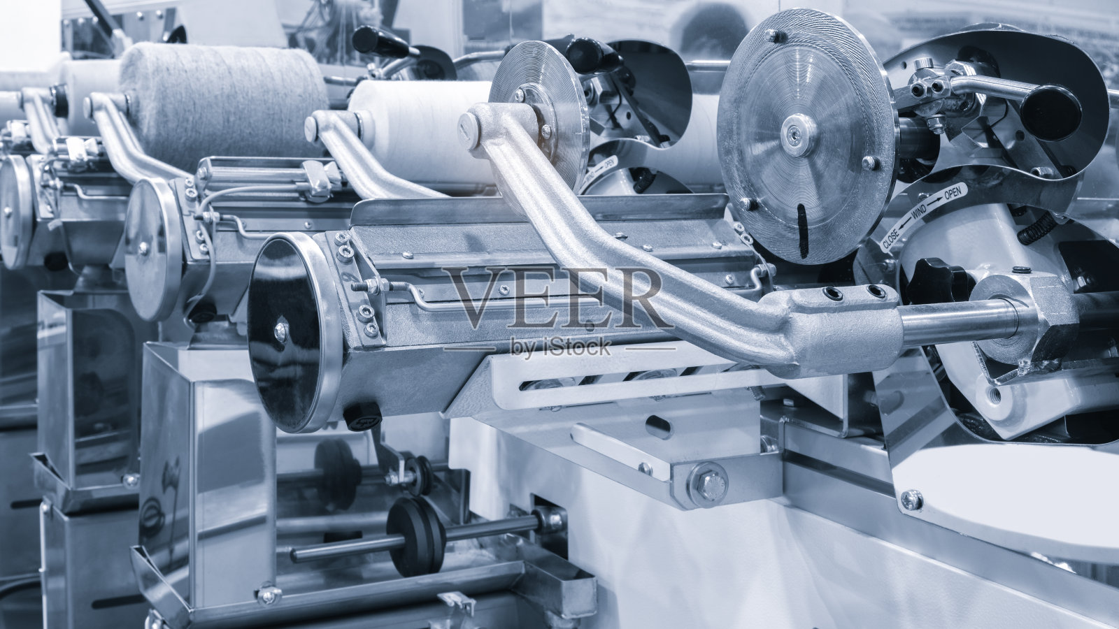 直股纹理背景，缝纫设备，织布机设备在服装厂照片摄影图片