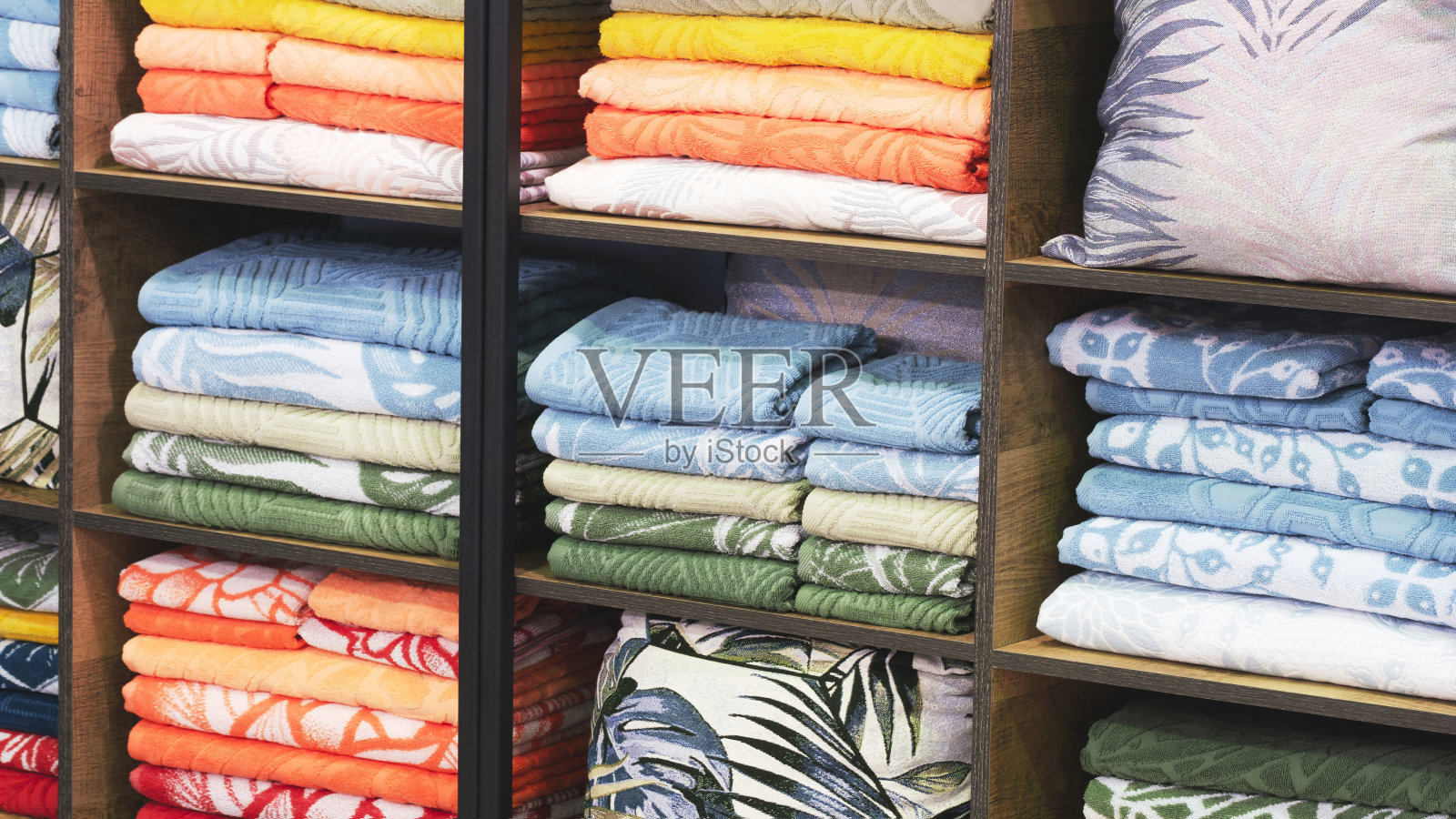 彩色折叠毛巾堆叠特写图片，酒店服务理念背景照片摄影图片