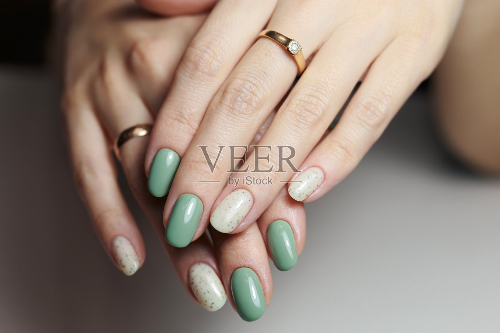 女性手与指甲设计特写。美丽的女性指甲与绿色美甲照片摄影图片