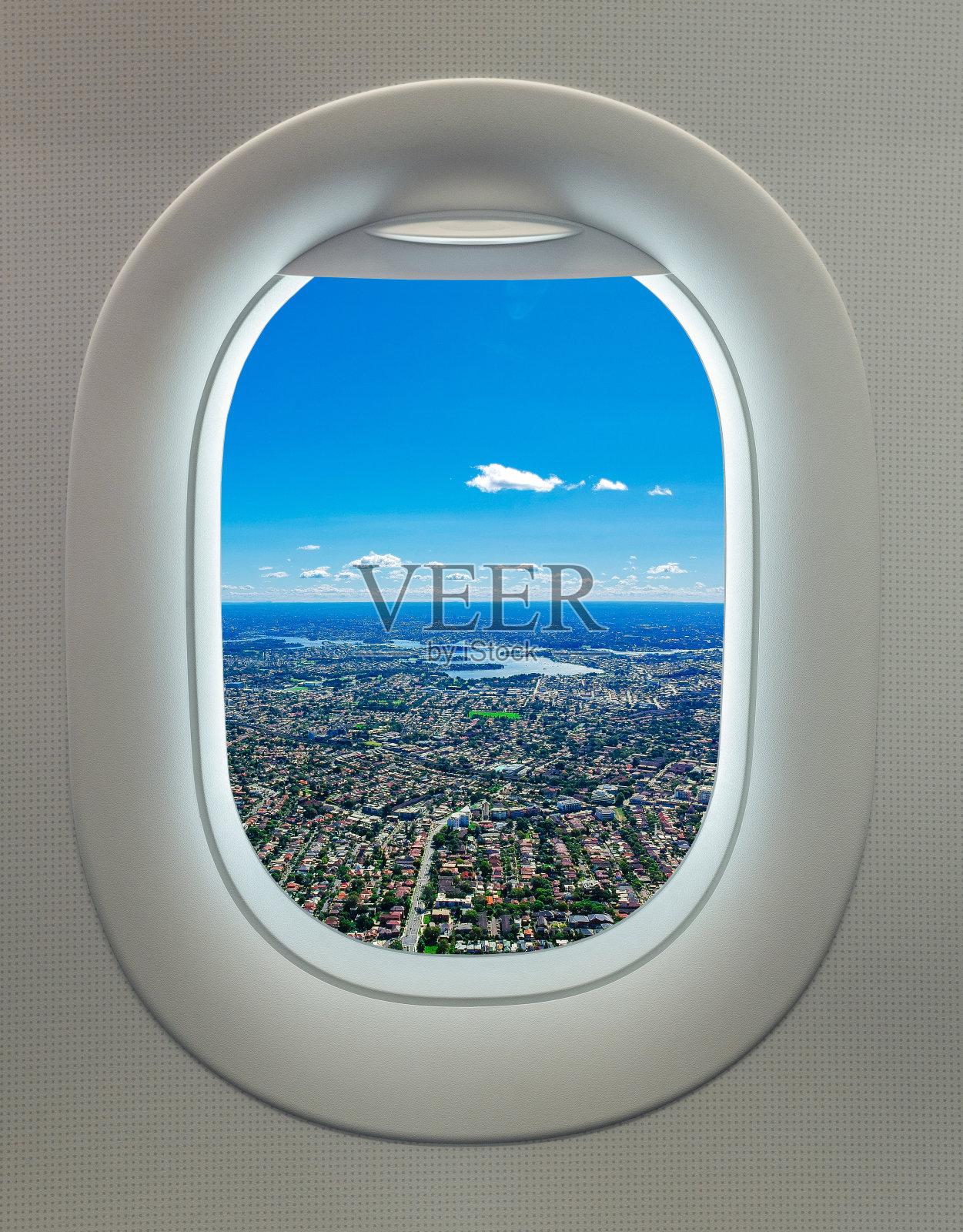 从飞机窗口俯瞰悉尼郊区房屋建筑和橙色屋顶的公寓，河流和公园照片摄影图片