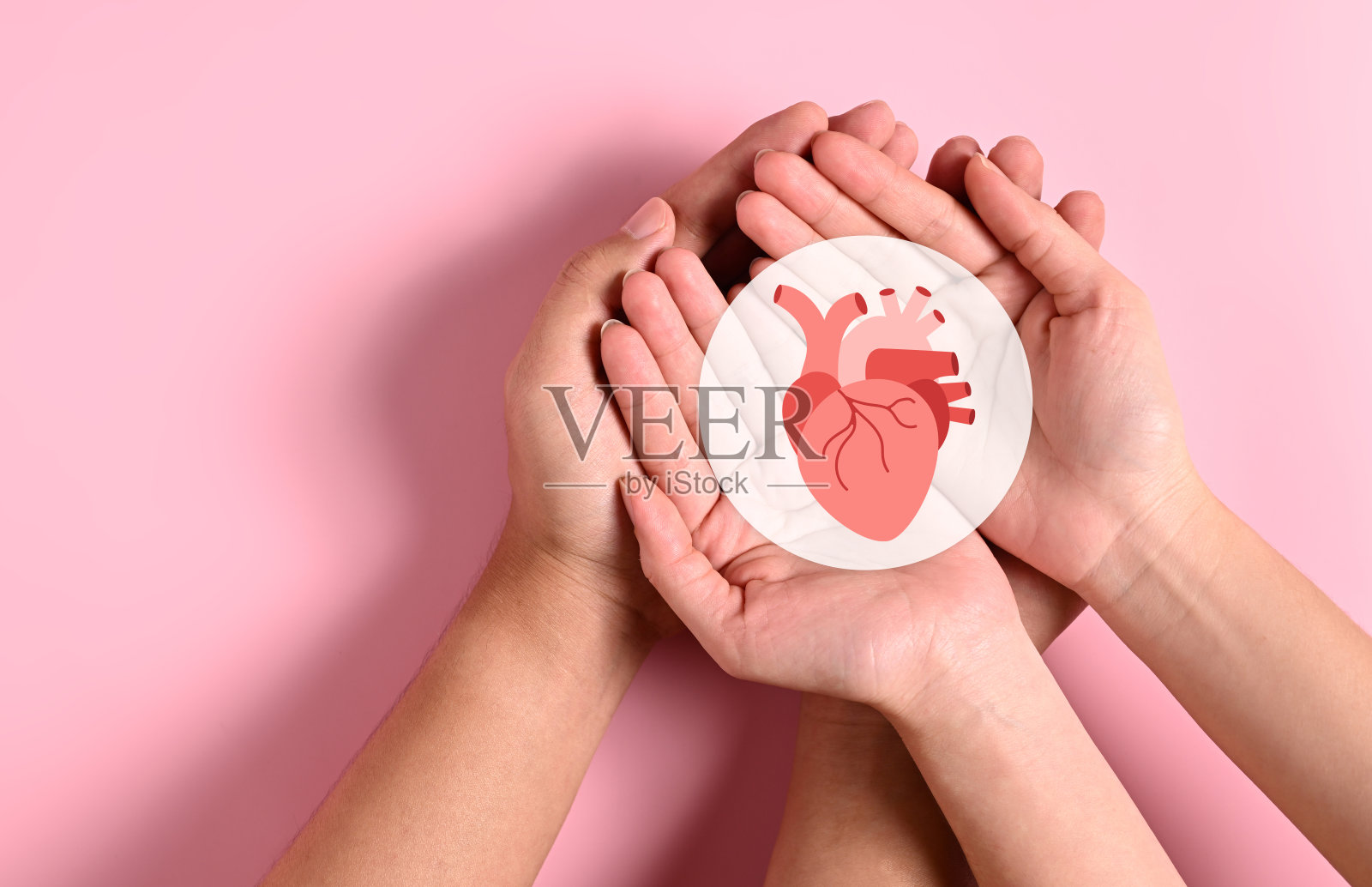 人们手持粉色背景的虚拟心形图标照片摄影图片