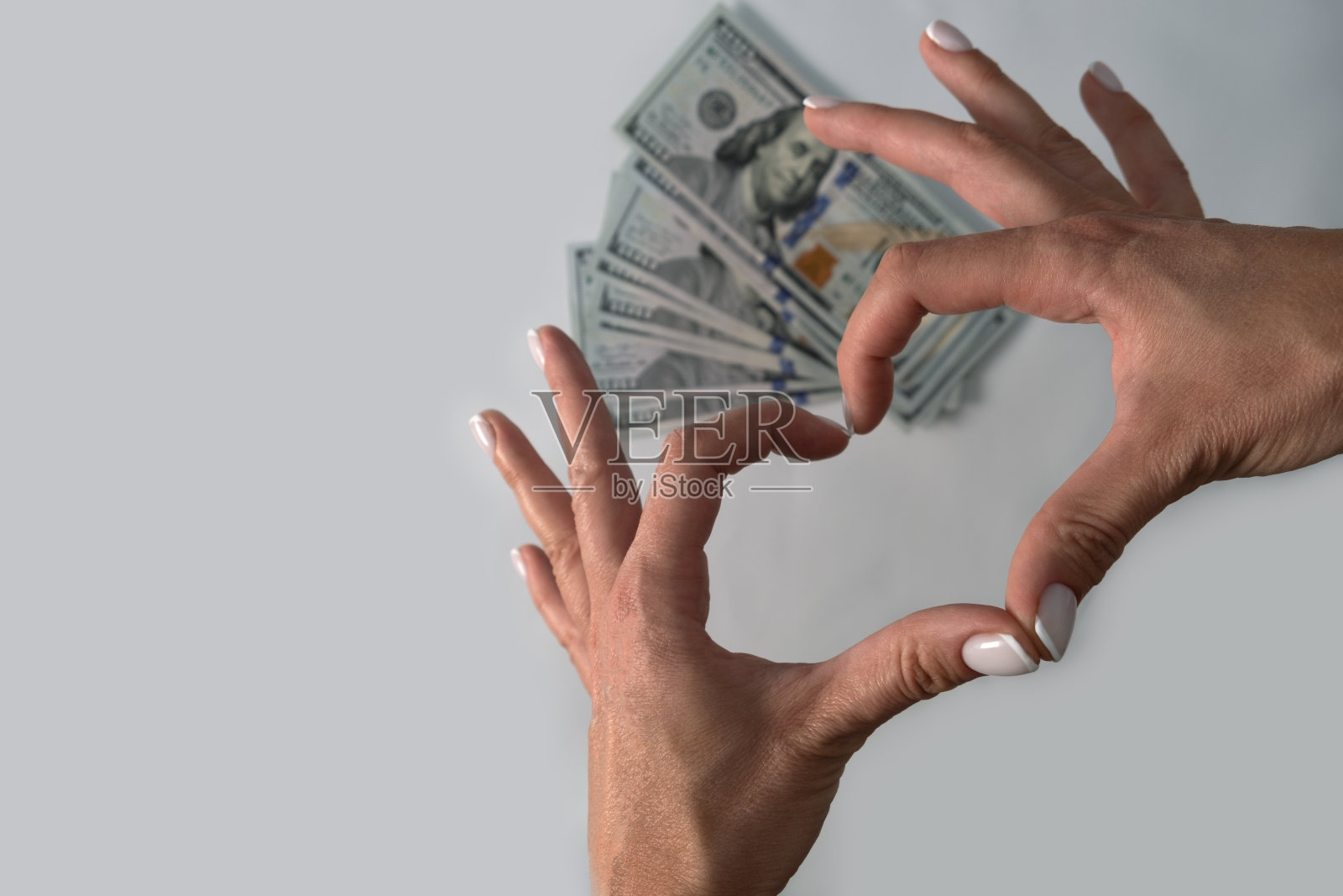 女人手上的美元。银行业危机。现金。100美元照片摄影图片