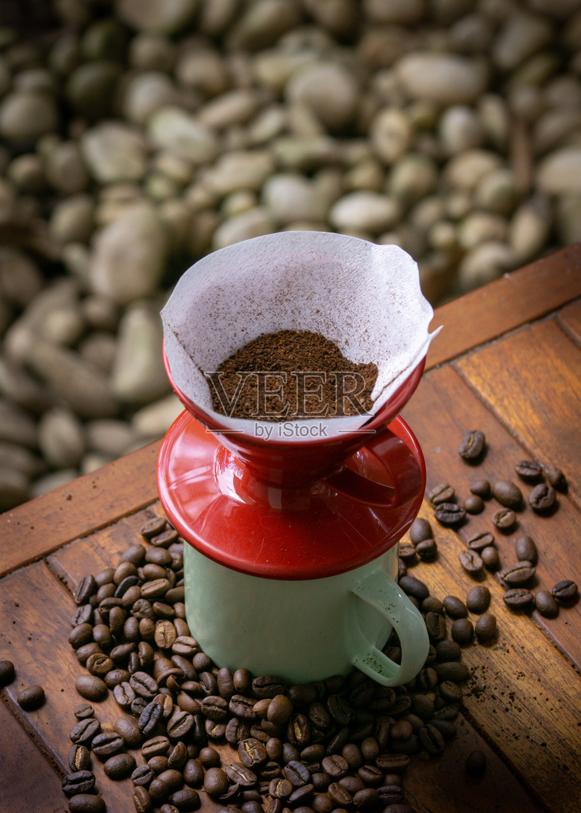 用V60滤网过滤咖啡照片摄影图片