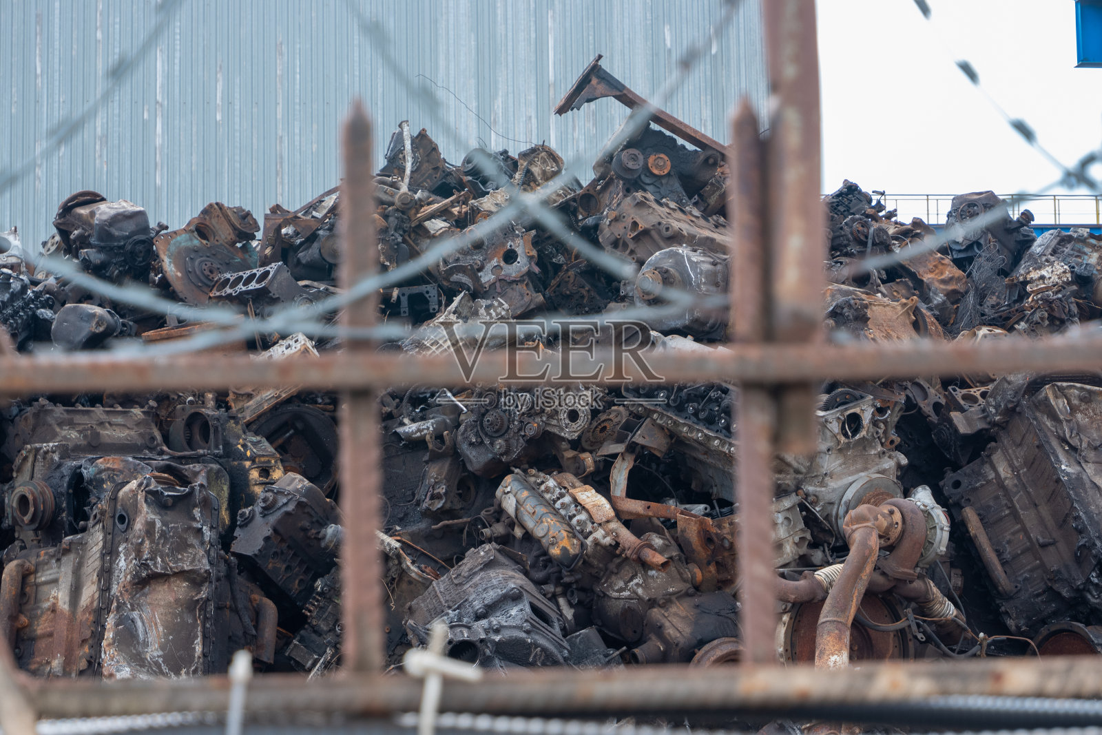 露天倾倒的废金属。环境安全的理念。照片摄影图片