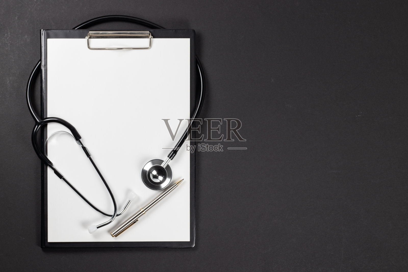听诊器、声学医疗器械、笔、空白病历表或检查结果剪贴板。照片摄影图片
