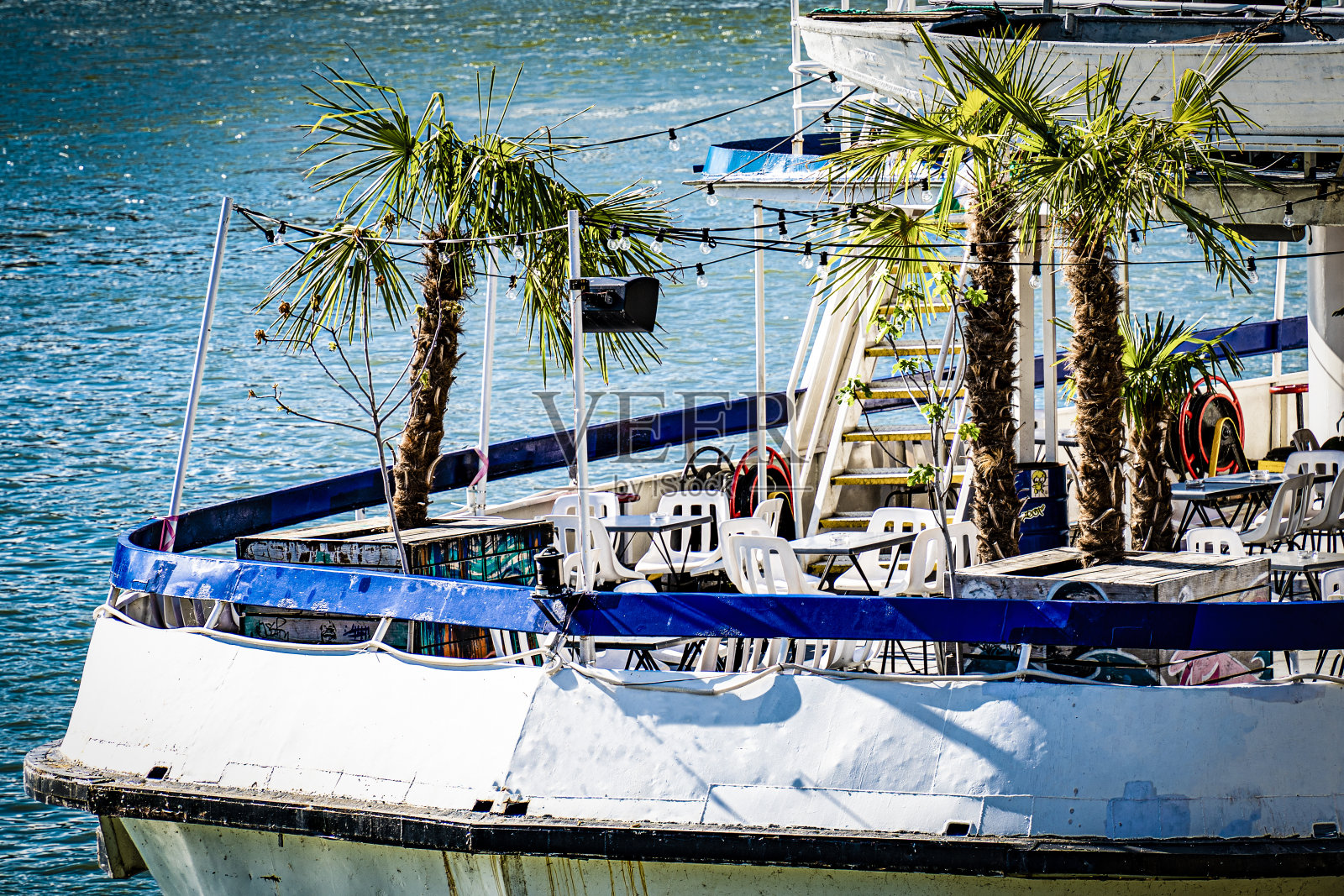 船的后甲板上有棕榈树露台照片摄影图片