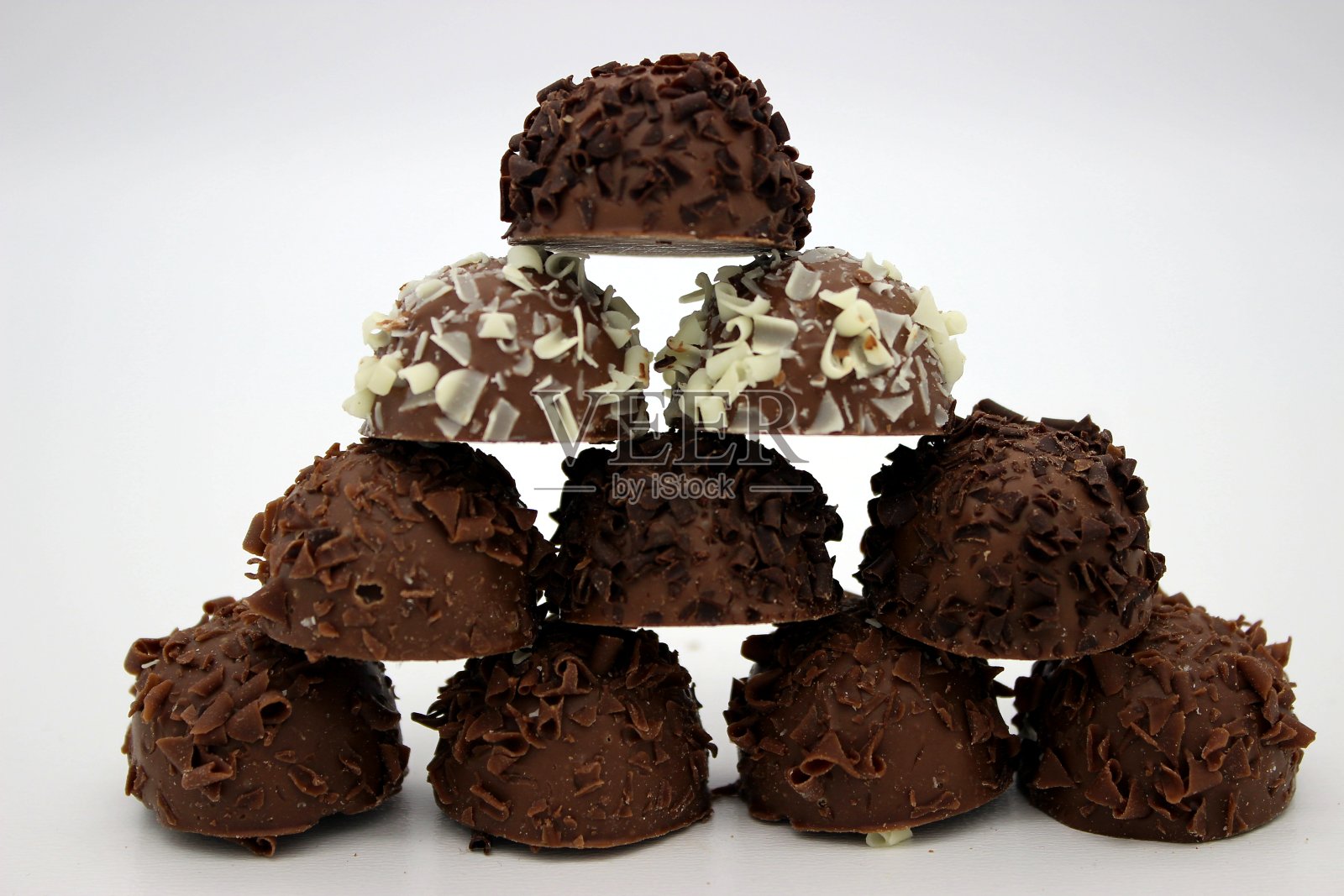 几块白色背景的巧克力照片摄影图片