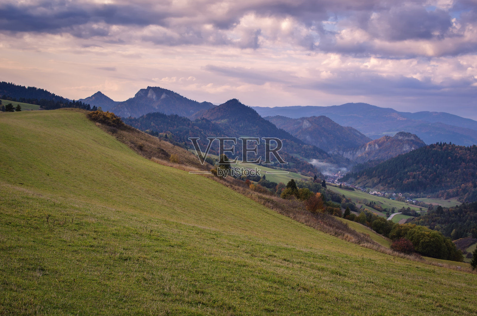 山间美丽的乡村秋景。照片摄影图片