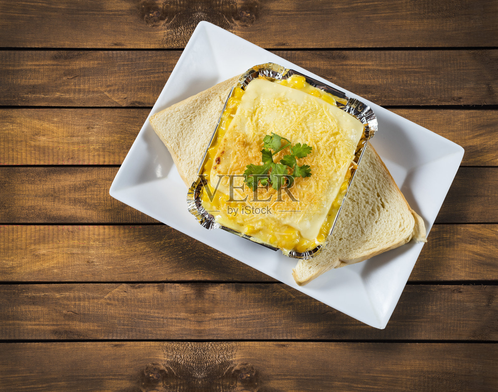 千层面配鸡肉丝、玉米和多层奶酪照片摄影图片