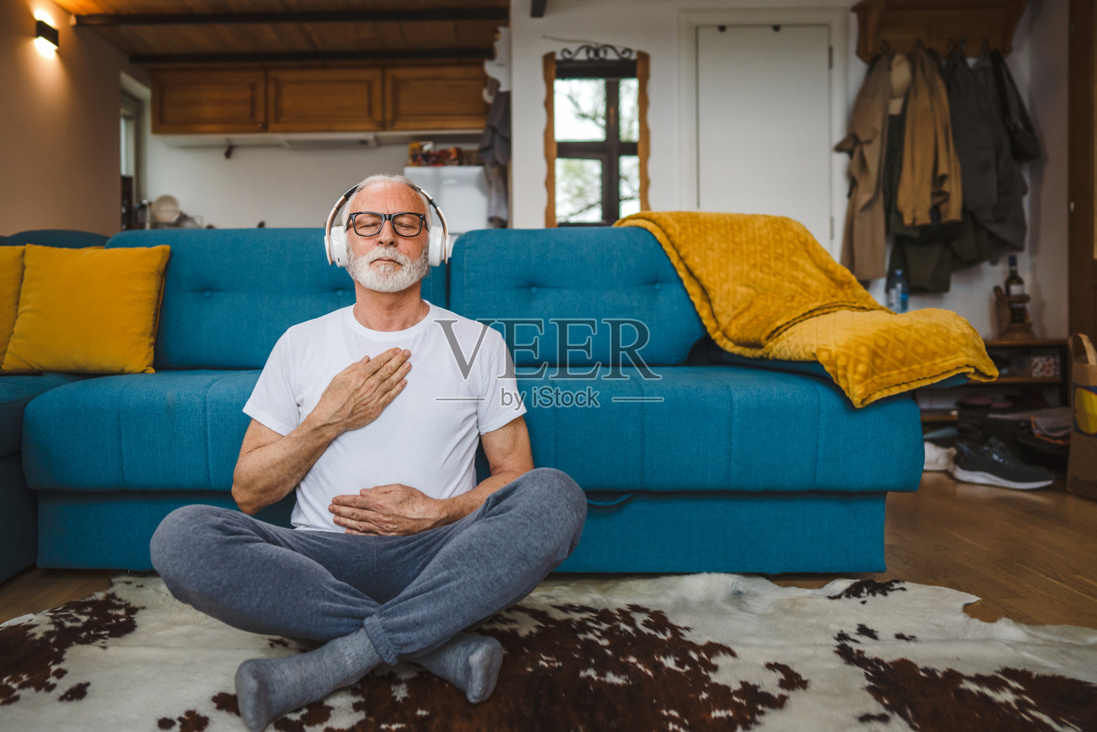 一位老人在家里做冥想瑜伽自我护理练习照片摄影图片
