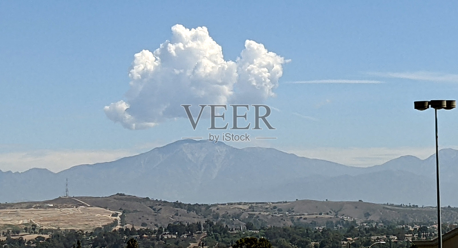 山顶上的一朵云照片摄影图片