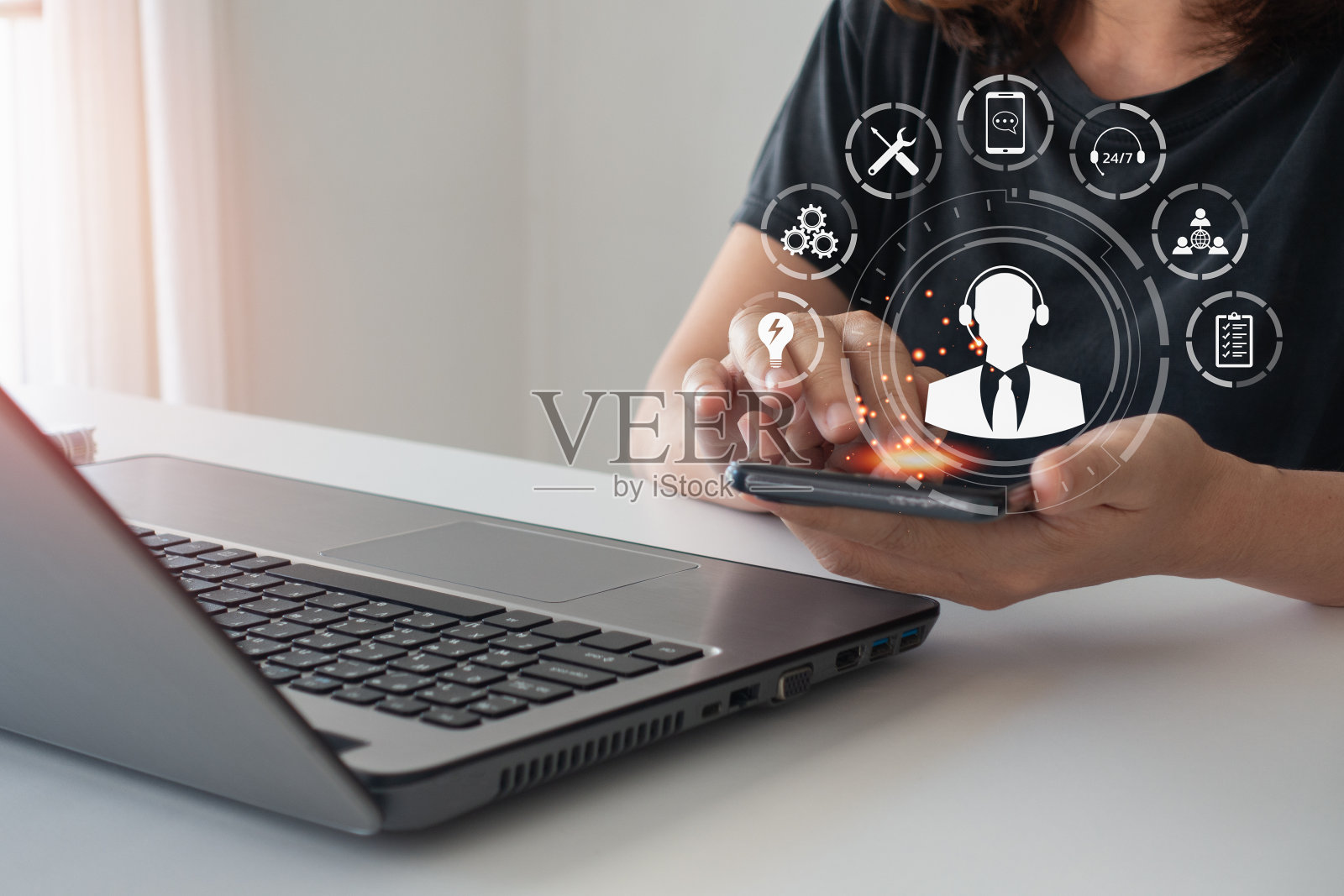 技术支持中心客户服务互联网业务技术概念。女性手持智能手机与VR屏幕支持客户图标，IT支持，呼叫中心，客户服务帮助24小时。照片摄影图片