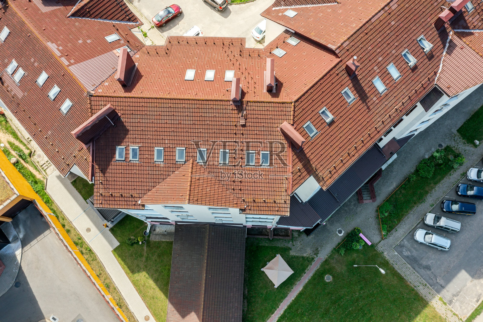 晴朗阳光下的红瓦屋顶房屋航拍图：现代建筑照片摄影图片