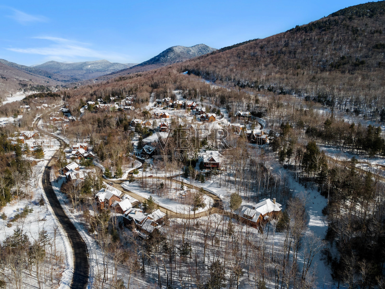 山上被雪覆盖的现代乡村房屋的鸟瞰图照片摄影图片
