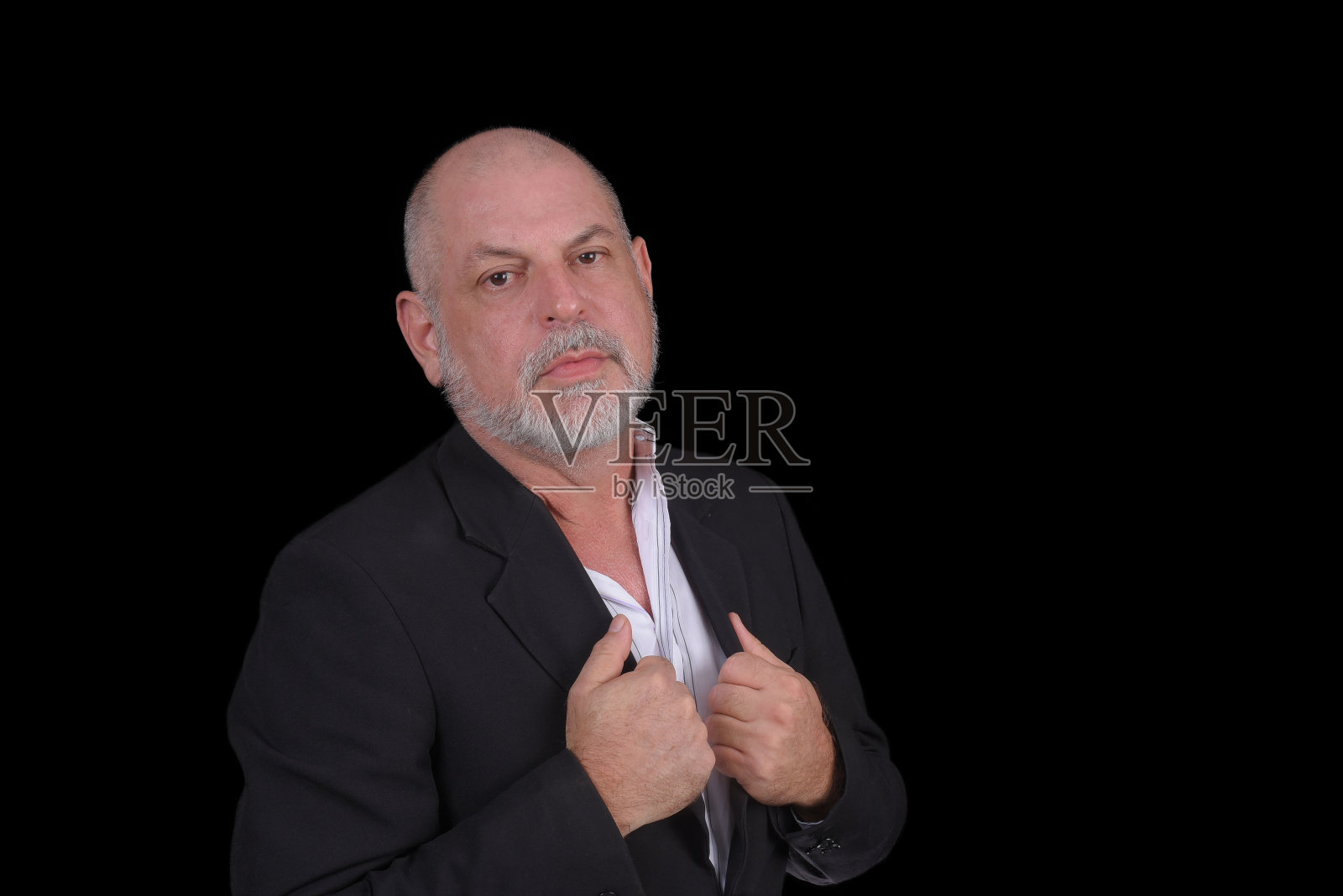 英俊的中年男子在黑色背景下摆姿势。自信的商人照片摄影图片