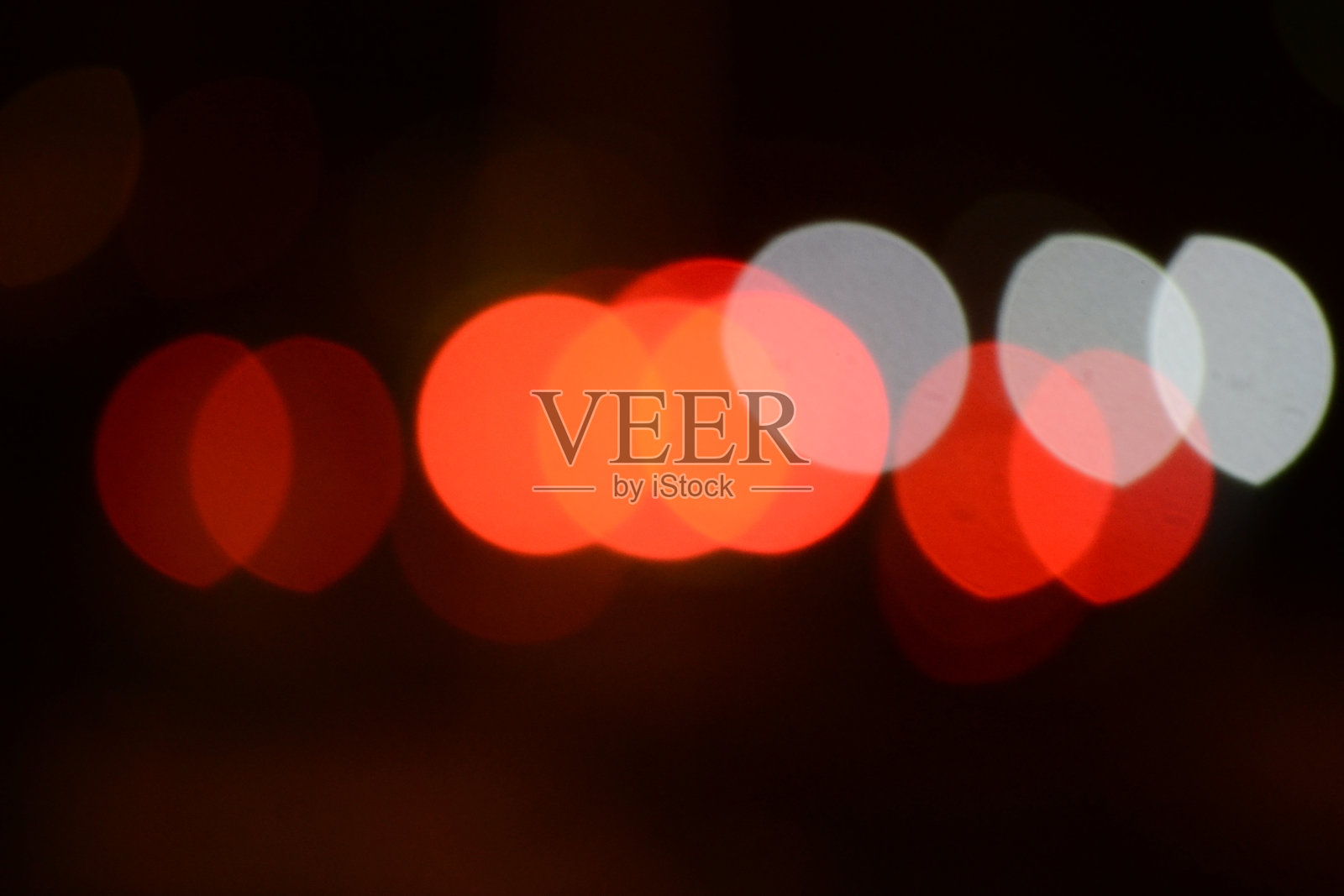 灯发出模糊的多色光。橙色是主色调照片摄影图片