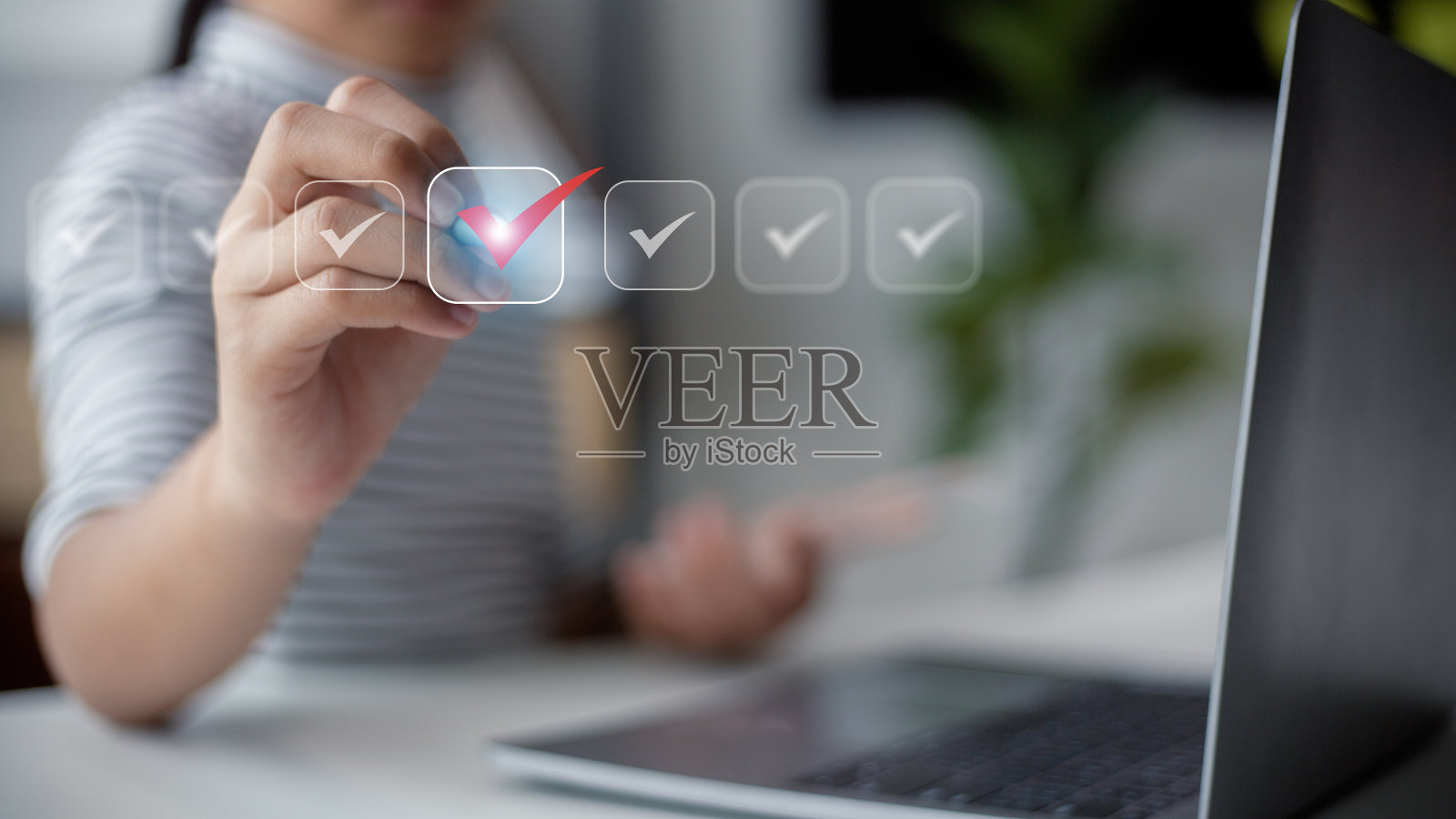 检查表概念，女商人检查复选框上的标记。照片摄影图片