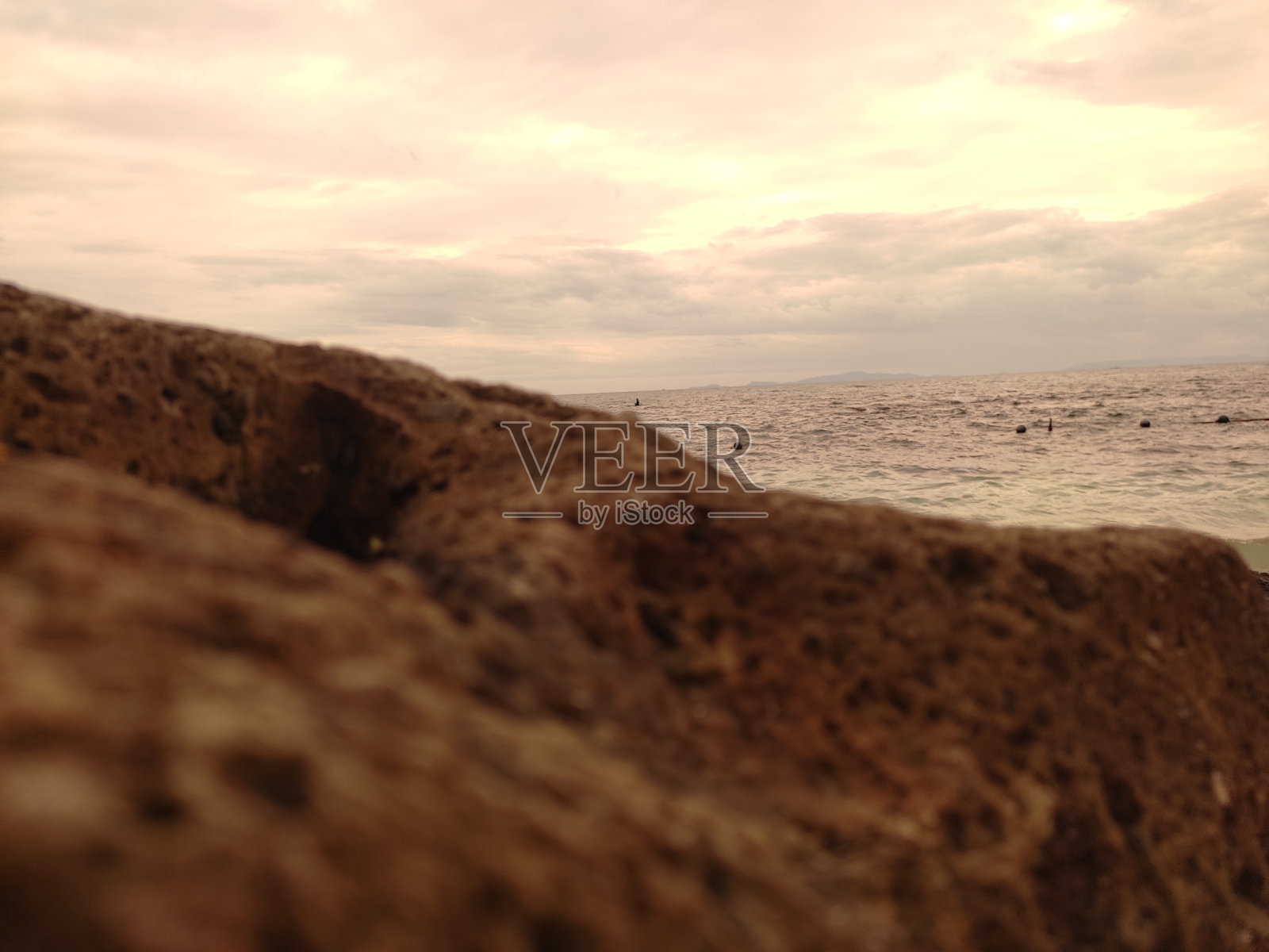 海滩上的黄昏照片摄影图片