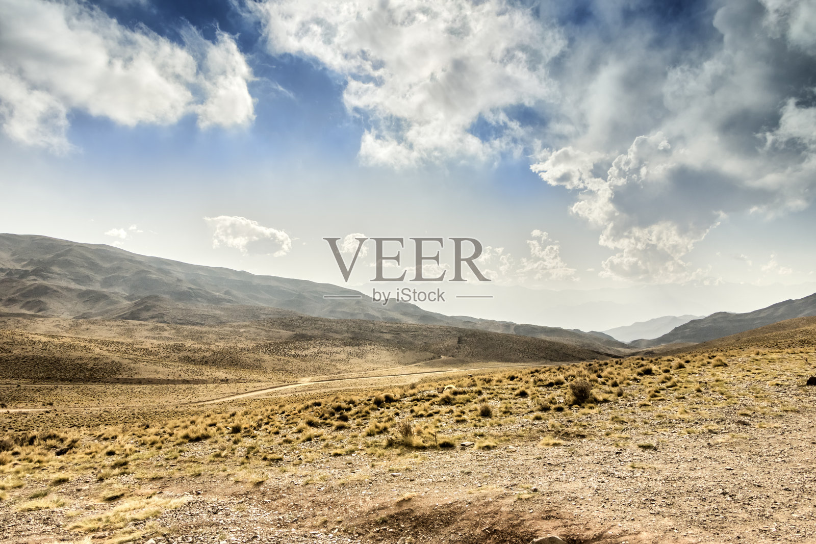 将“Cruz de Paramillo”放置在安第斯山脉比亚维森西奥自然保护区的3000多米处。拉斯赫拉斯，门多萨，阿根廷。照片摄影图片