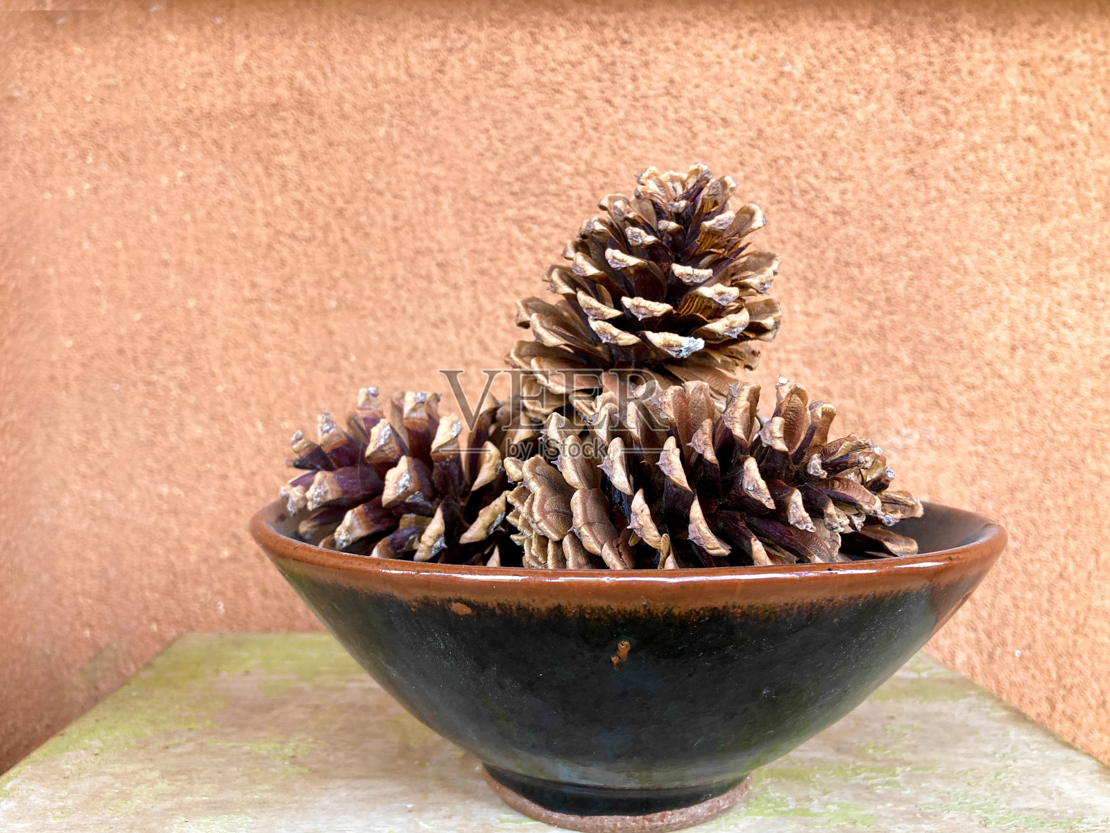 碗里的松果照片摄影图片