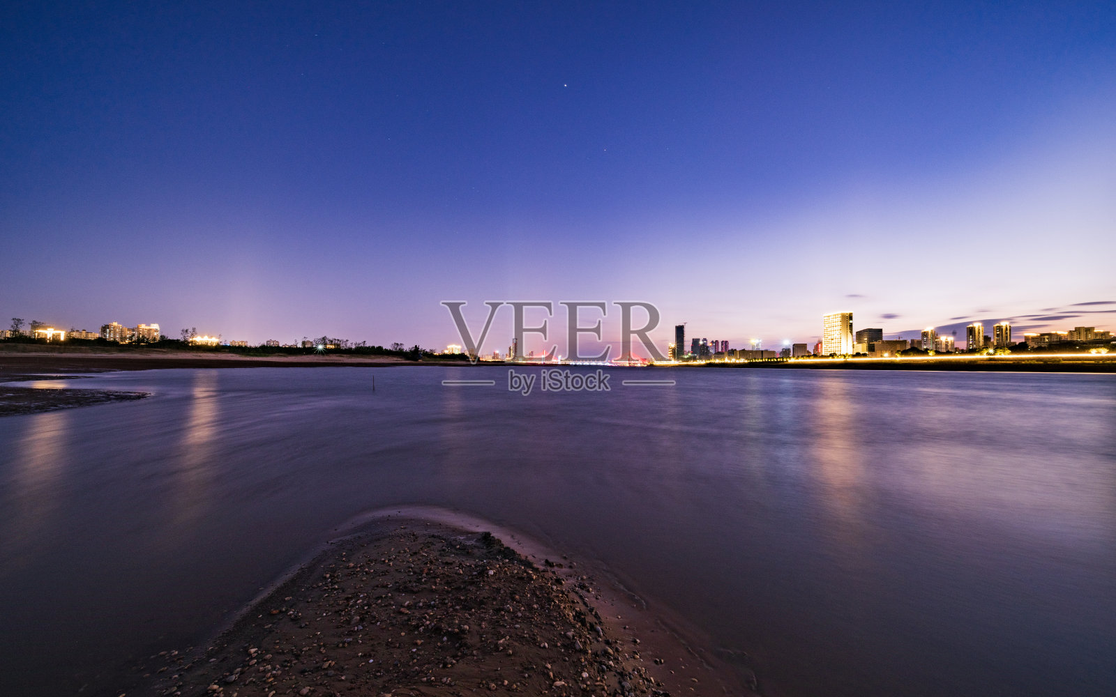 干涸的河流，现代城市夜景照片摄影图片