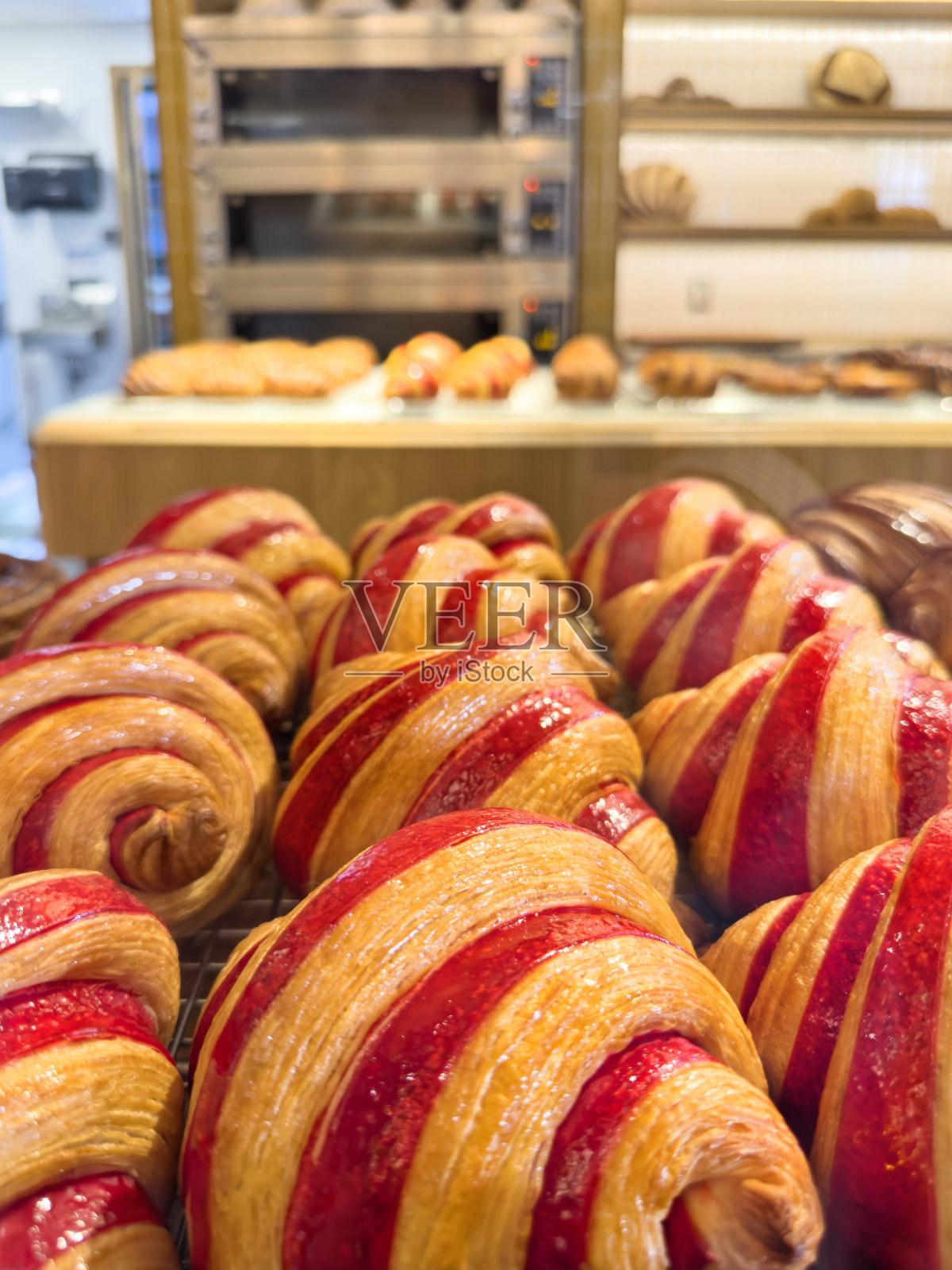 新鲜出炉的羊角面包照片摄影图片