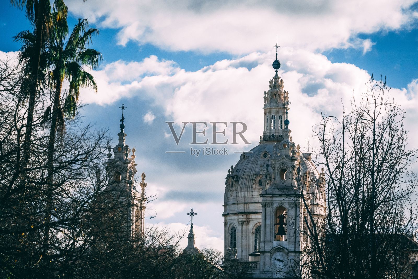 葡萄牙里斯本，阳光明媚的日子里，埃斯特雷拉大教堂的美丽穹顶照片摄影图片