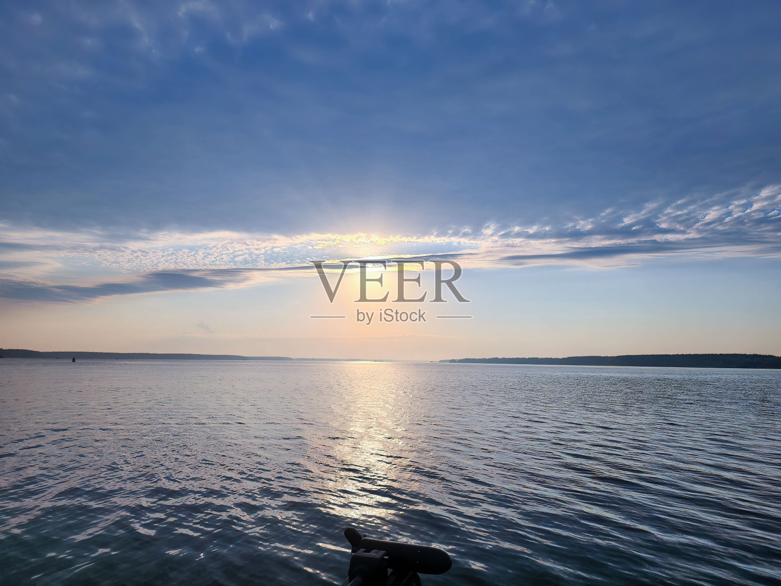 美丽明亮的日落在宁静的水面上照片摄影图片