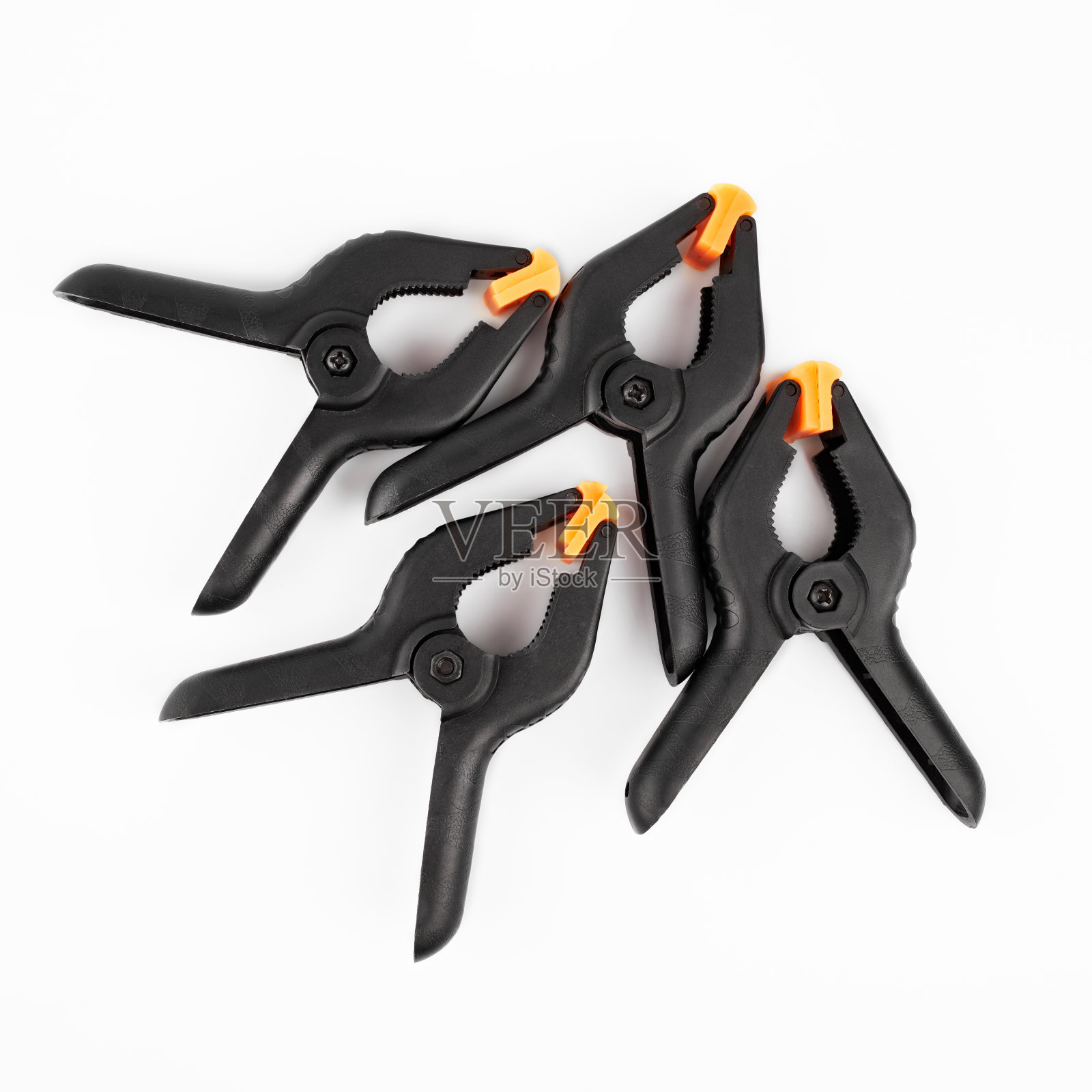 弹簧卡箍隔离在白色背景上。黑色塑料夹。套装大小不一。手工艺品、细木工、摄影、汽车用夹紧设备。照片摄影图片