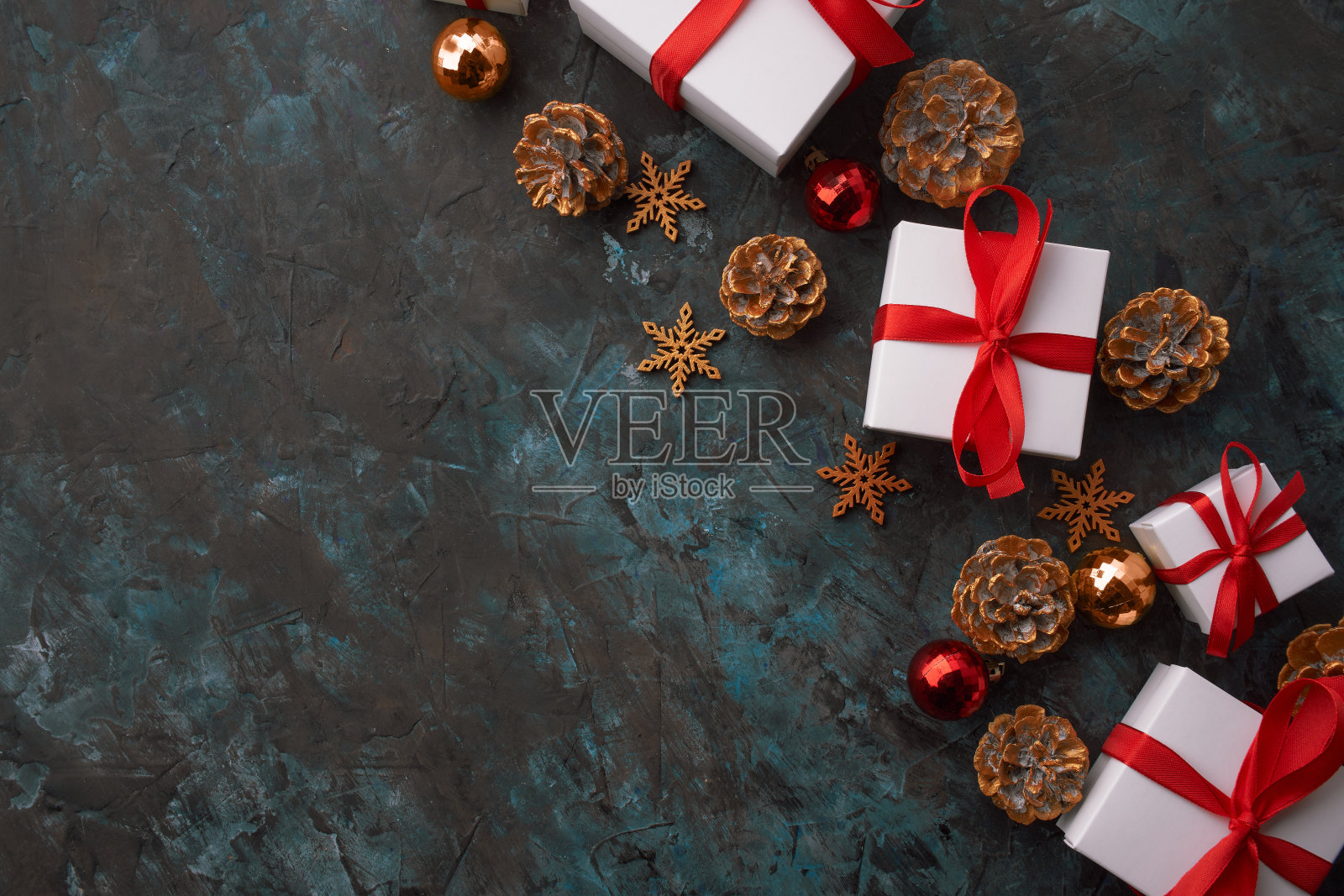 圣诞背景与圣诞树和闪光散景灯在木制画布背景。圣诞贺卡快乐。寒假主题。新年快乐。文本空格。节日快乐照片摄影图片