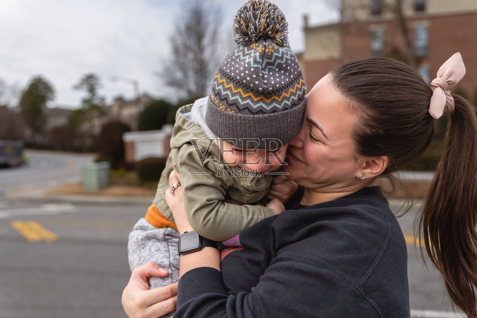快乐的学步男孩和他的妈妈在外面玩得很开心照片摄影图片