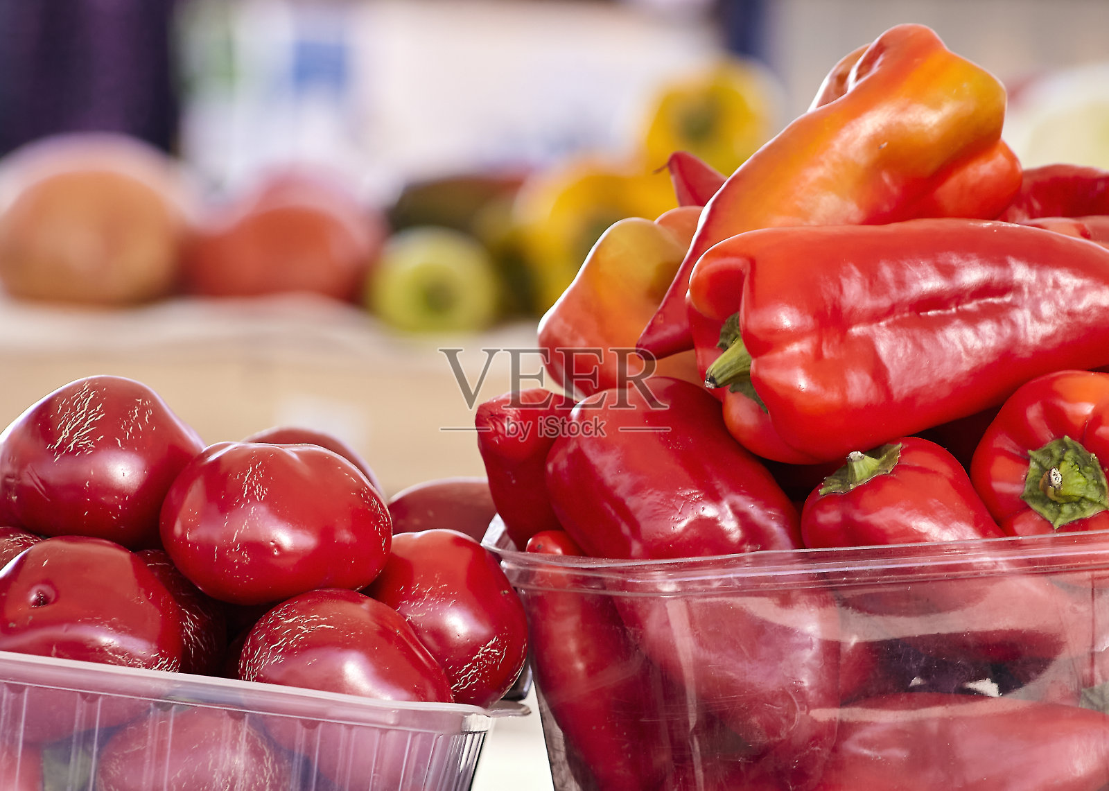 红辣椒和蔬菜在市场上。照片摄影图片