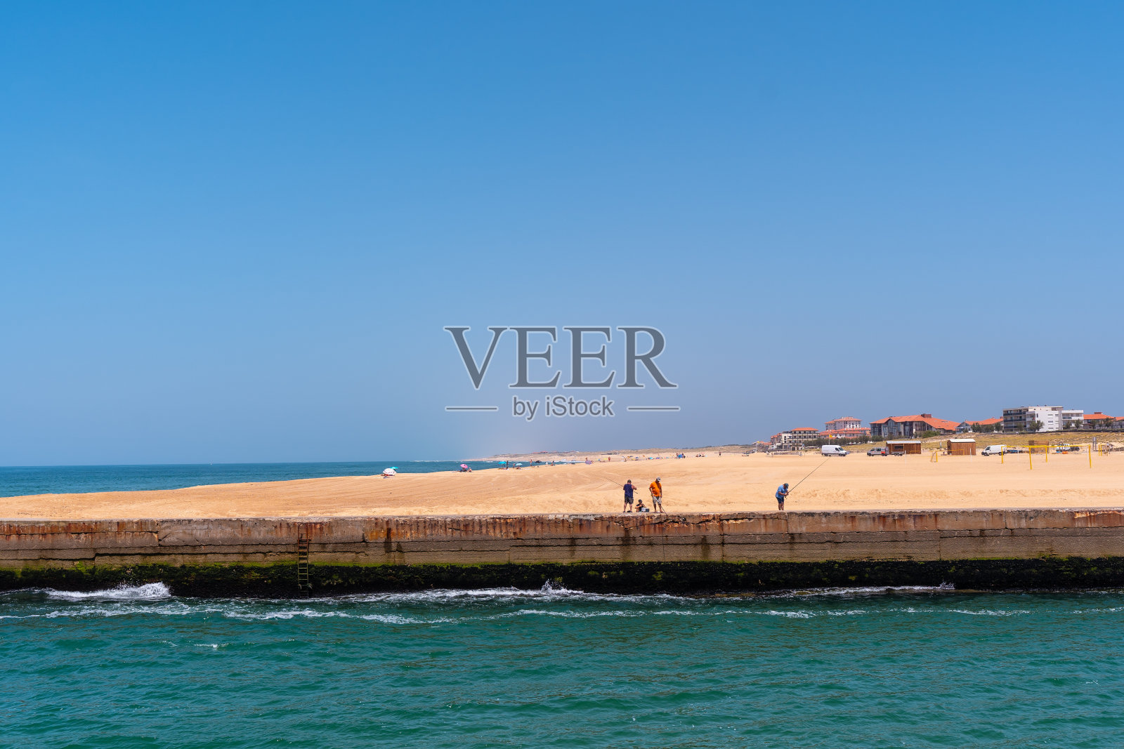 法国巴斯克地区海岸的Capbreton村，人们在河里钓鱼，法国照片摄影图片