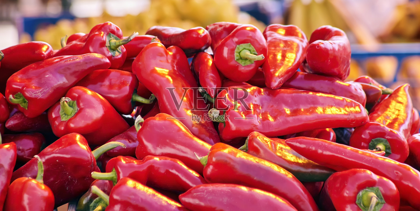 红辣椒和蔬菜在市场上。照片摄影图片